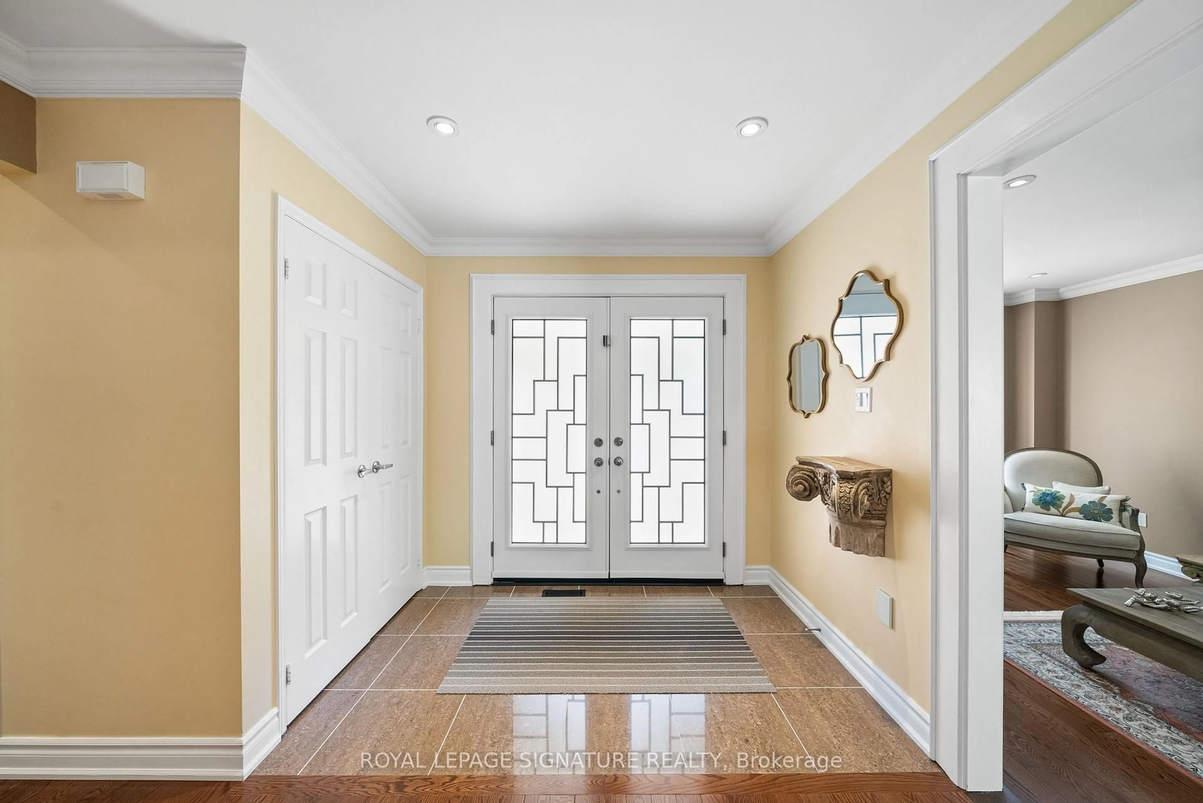 Indoor entryway for 16 Queensgate Crt, Markham Ontario L3R 8L5