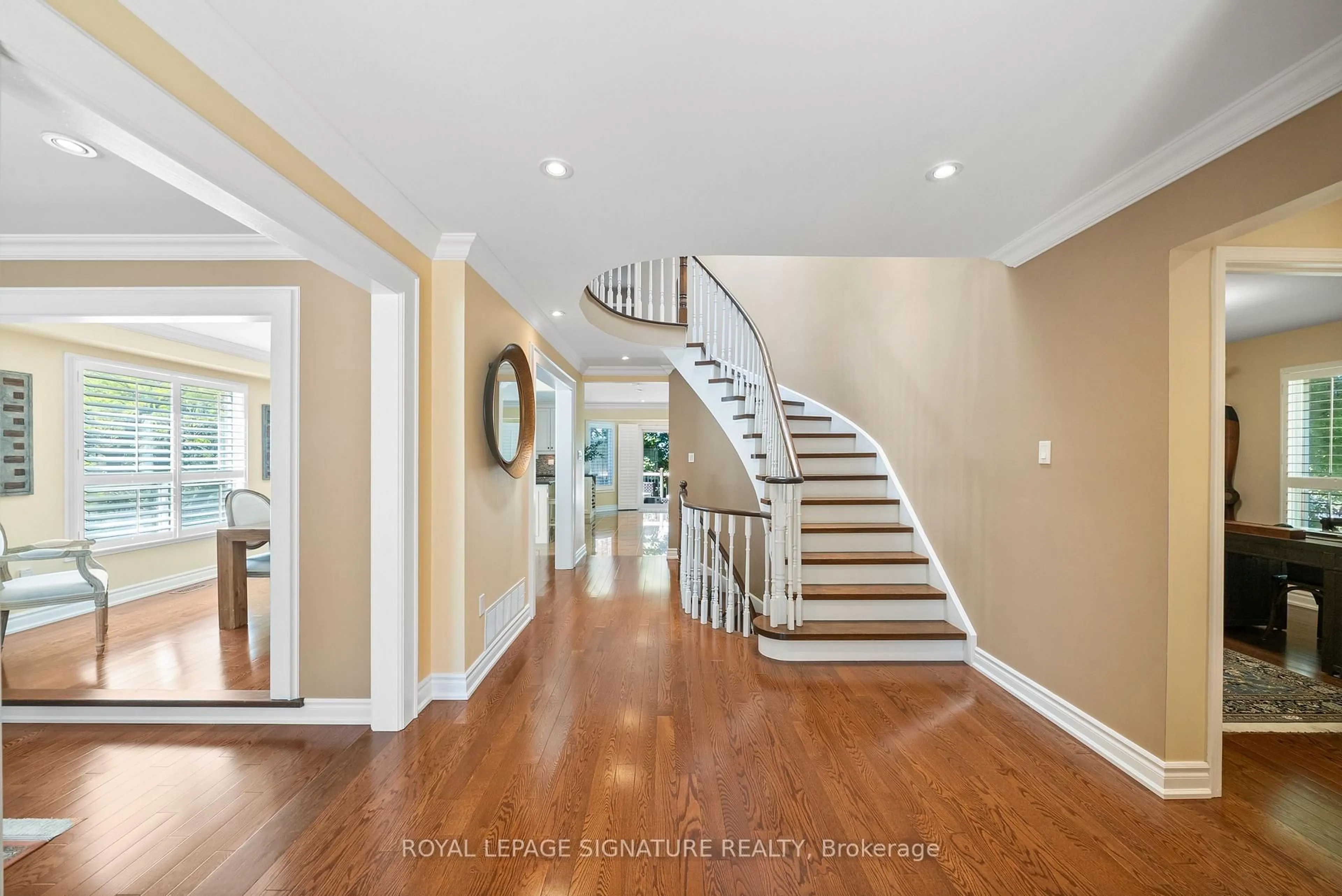 Indoor foyer for 16 Queensgate Crt, Markham Ontario L3R 8L5