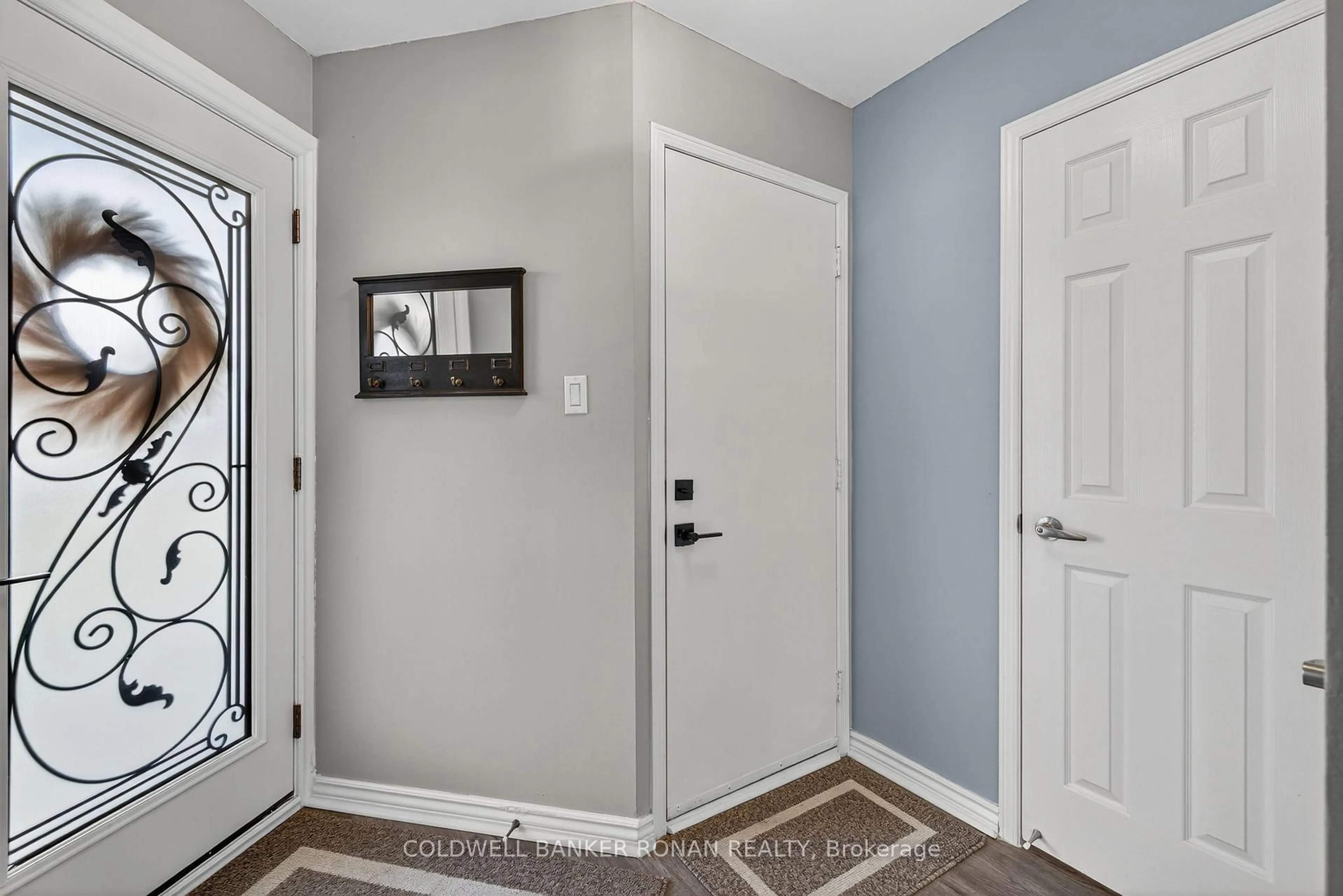 Indoor entryway for 82 Oak St, New Tecumseth Ontario L9R 1P3