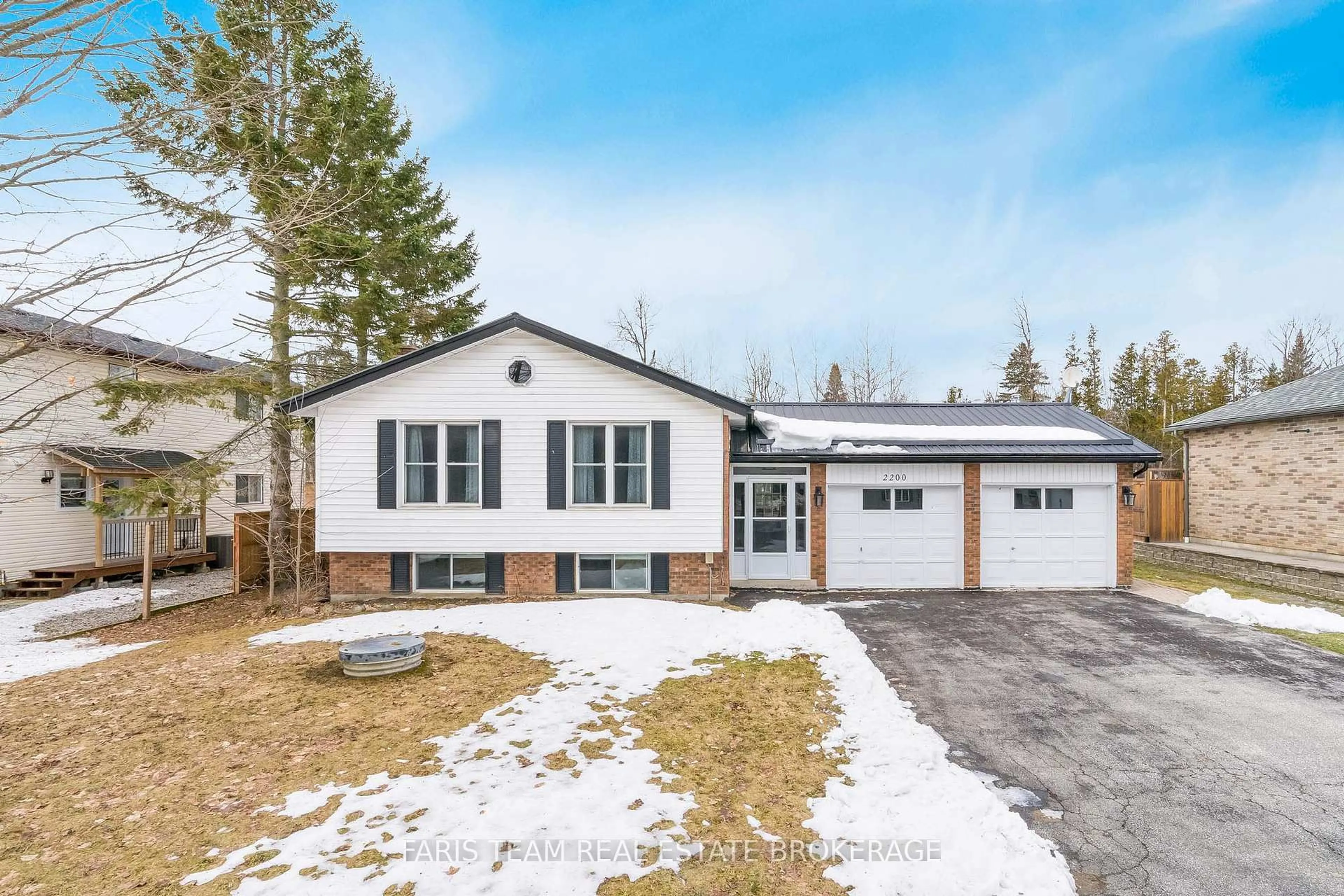 Home with vinyl exterior material, street for 2200 Richard St, Innisfil Ontario L9S 2C4