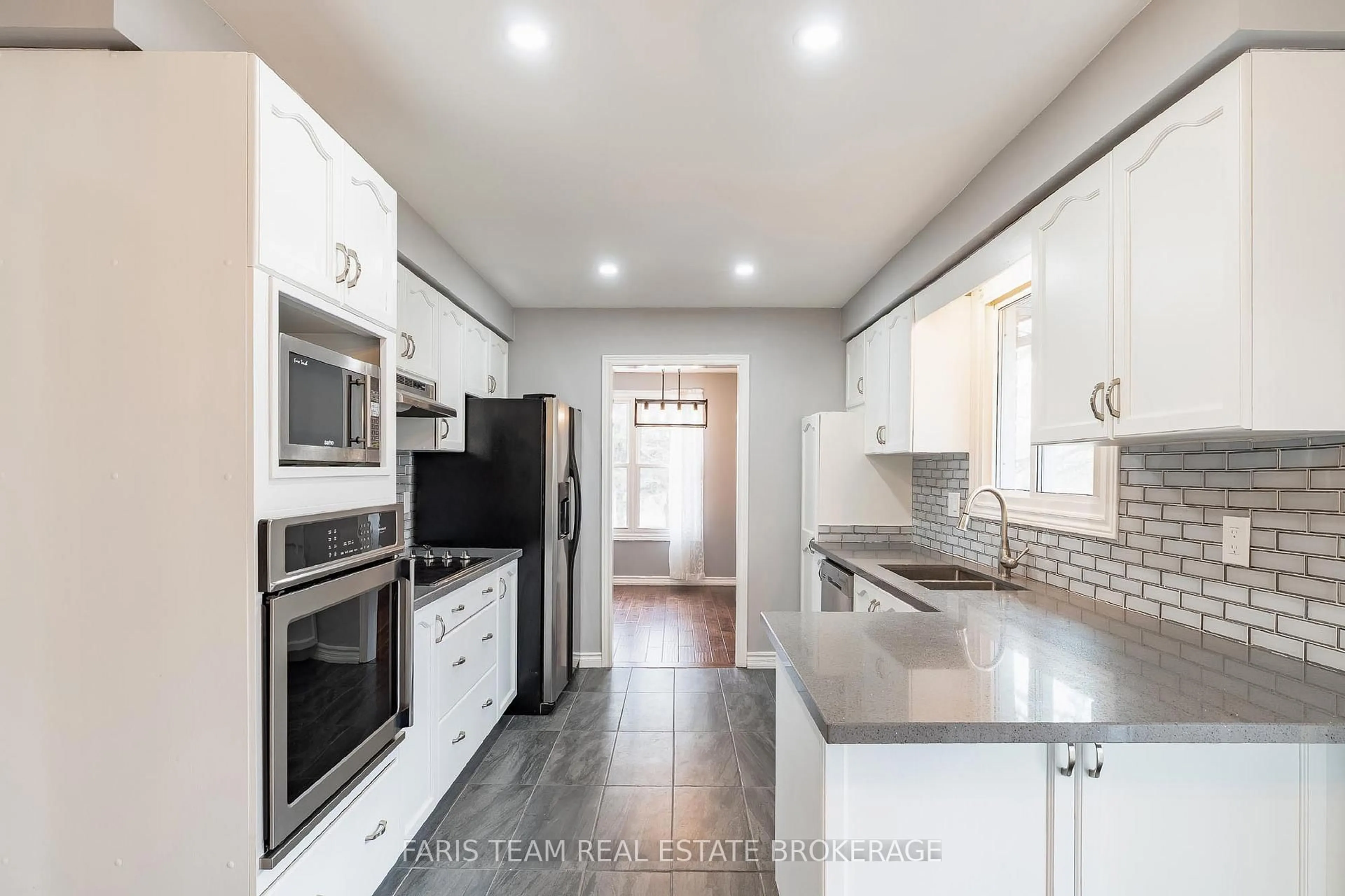 Unknown for 2200 Richard St, Innisfil Ontario L9S 2C4