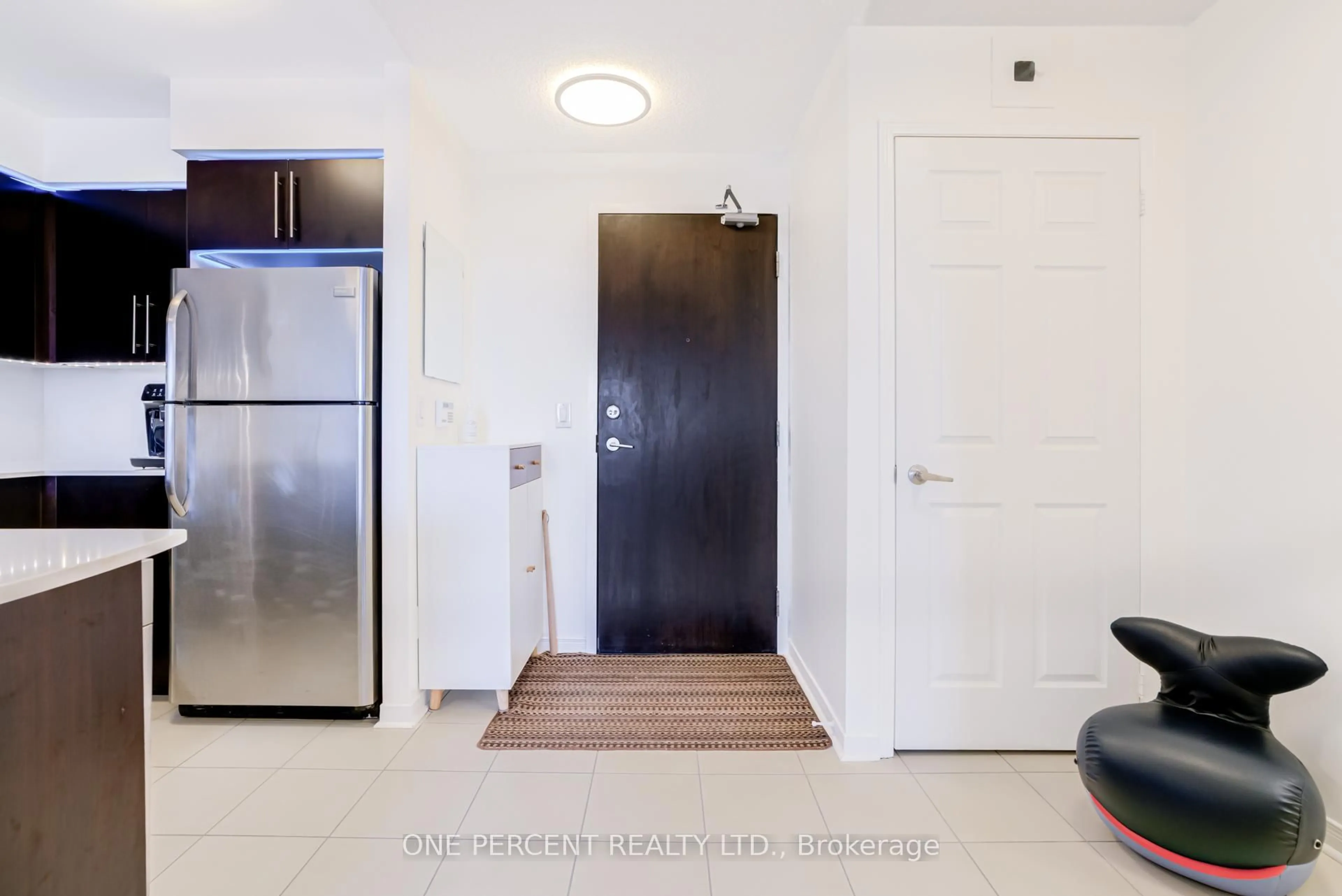 Indoor entryway for 73 King William Cres #LPH02, Richmond Hill Ontario L4B 0C2