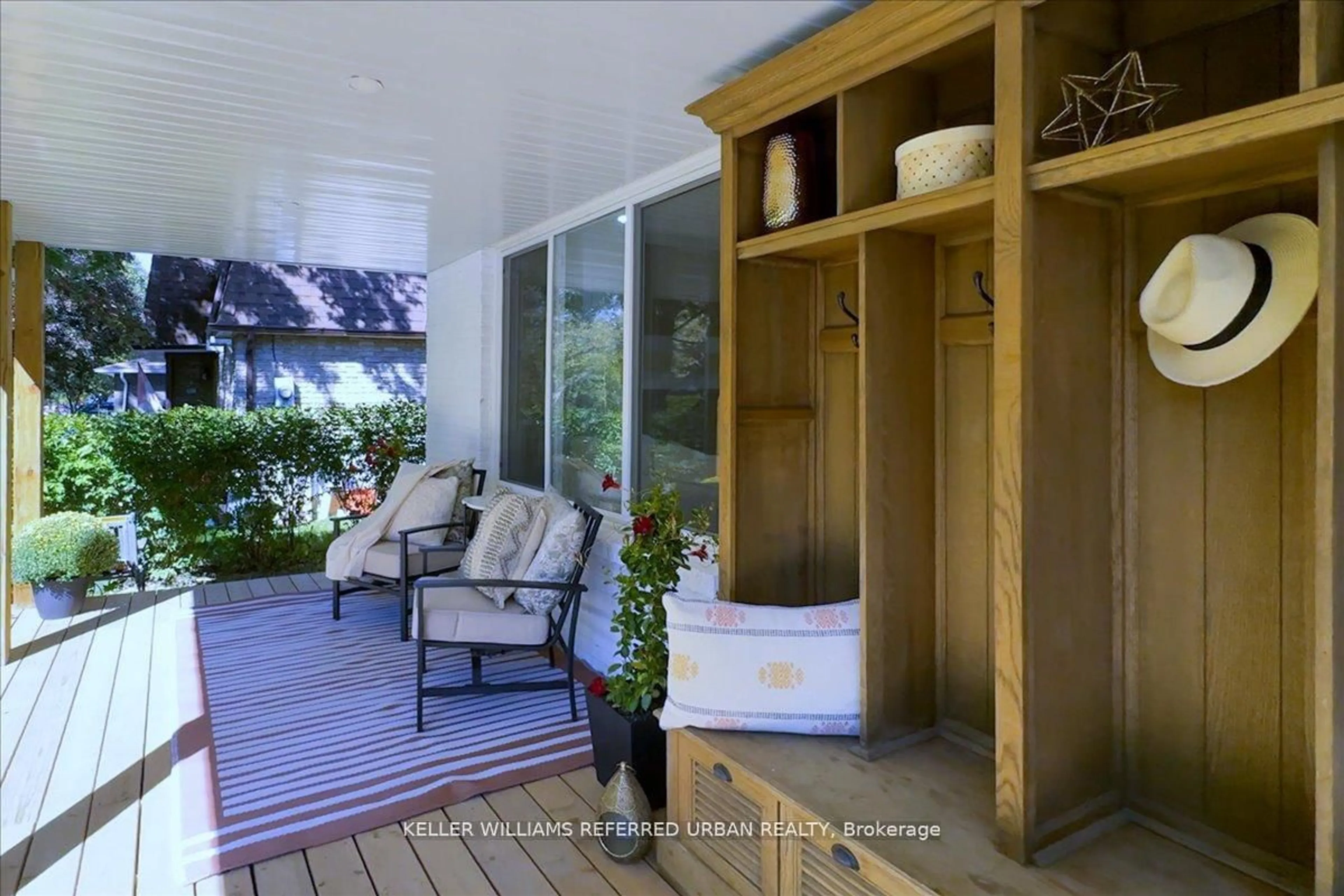 Indoor entryway for 79 The Boulevard Ave, New Tecumseth Ontario L0G 1W0