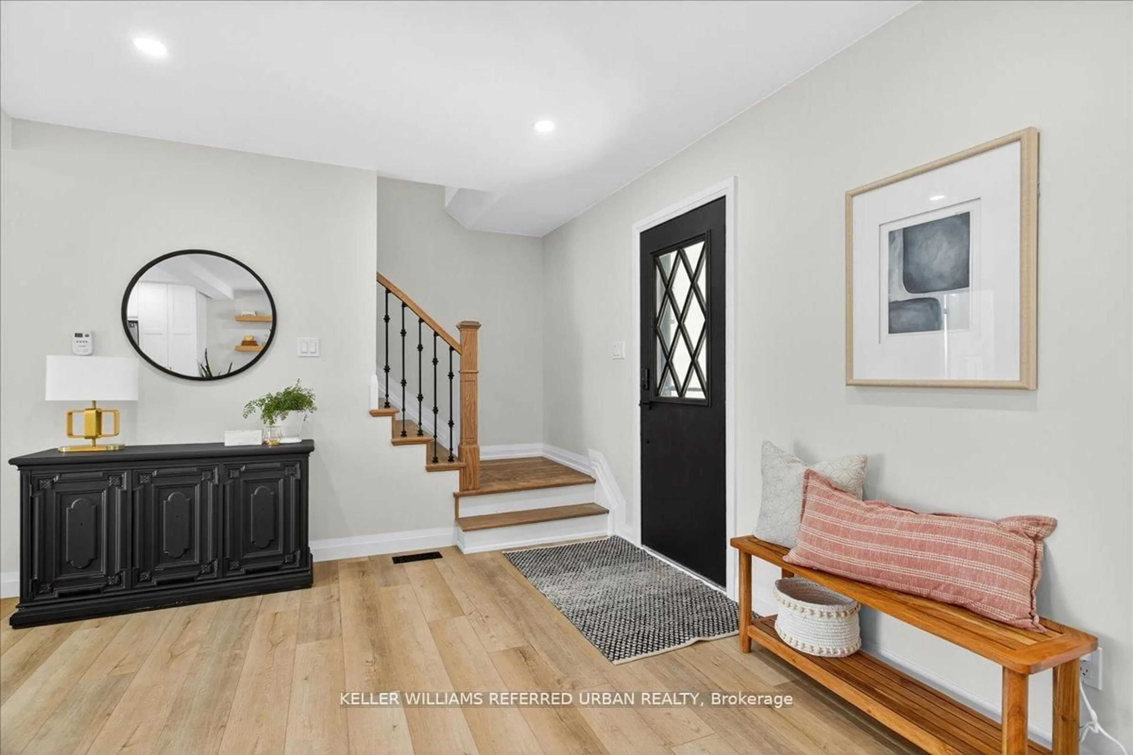 Indoor entryway for 79 The Boulevard Ave, New Tecumseth Ontario L0G 1W0