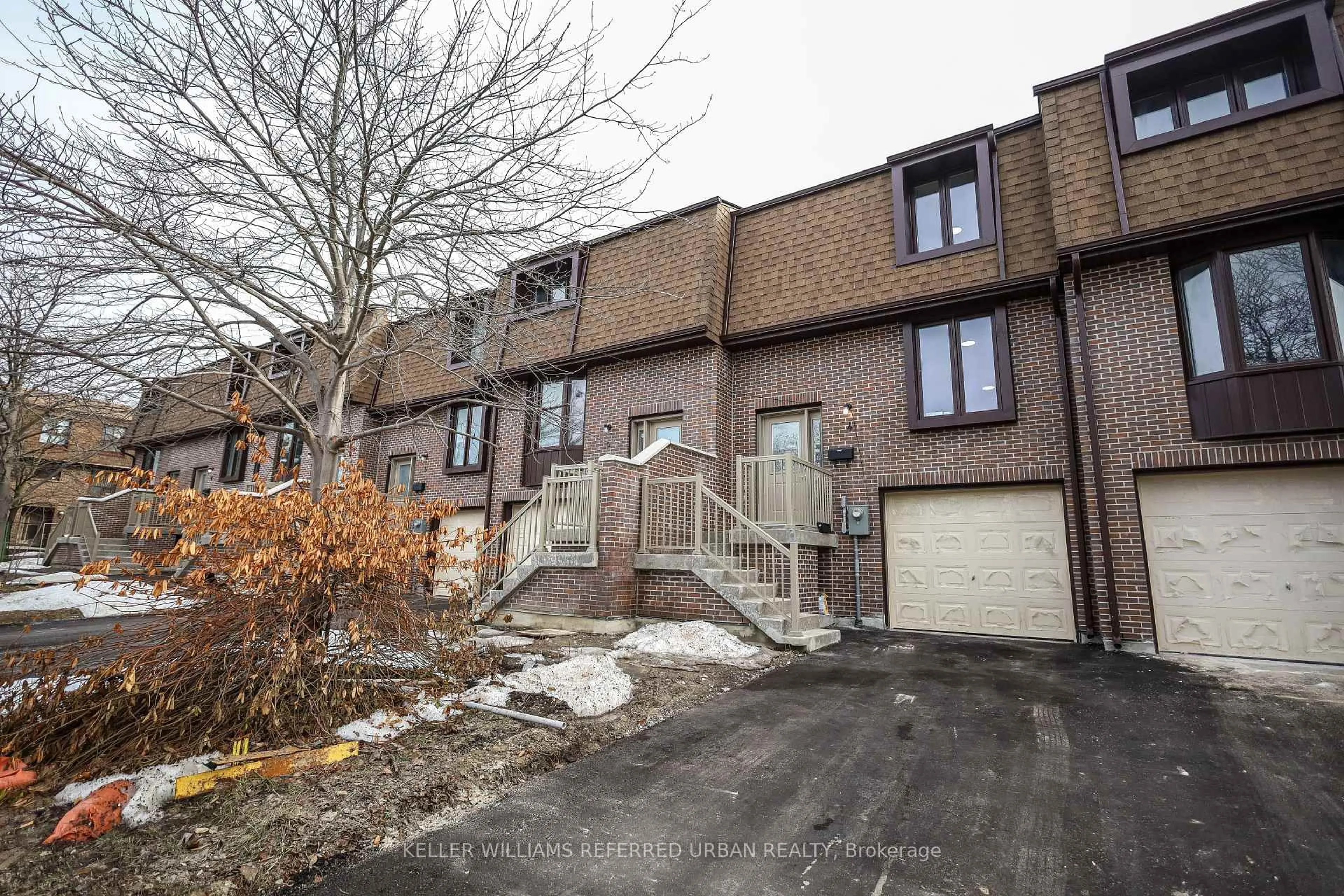 A pic from outside/outdoor area/front of a property/back of a property/a pic from drone, street for 11 Plaisance Rd #4, Richmond Hill Ontario L4C 5H1