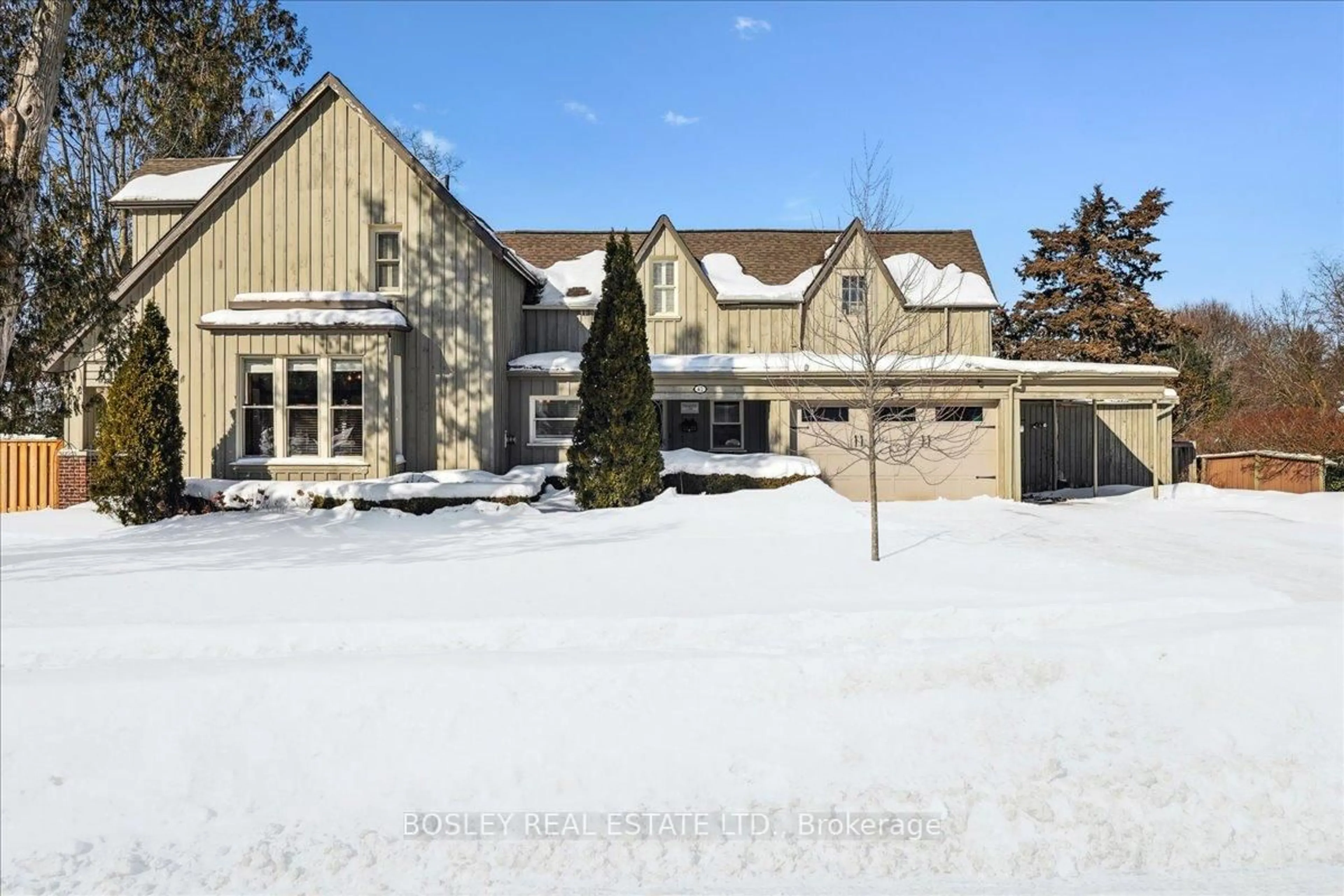 A pic from outside/outdoor area/front of a property/back of a property/a pic from drone, unknown for 42 Royal Rd, Aurora Ontario L4G 1A9