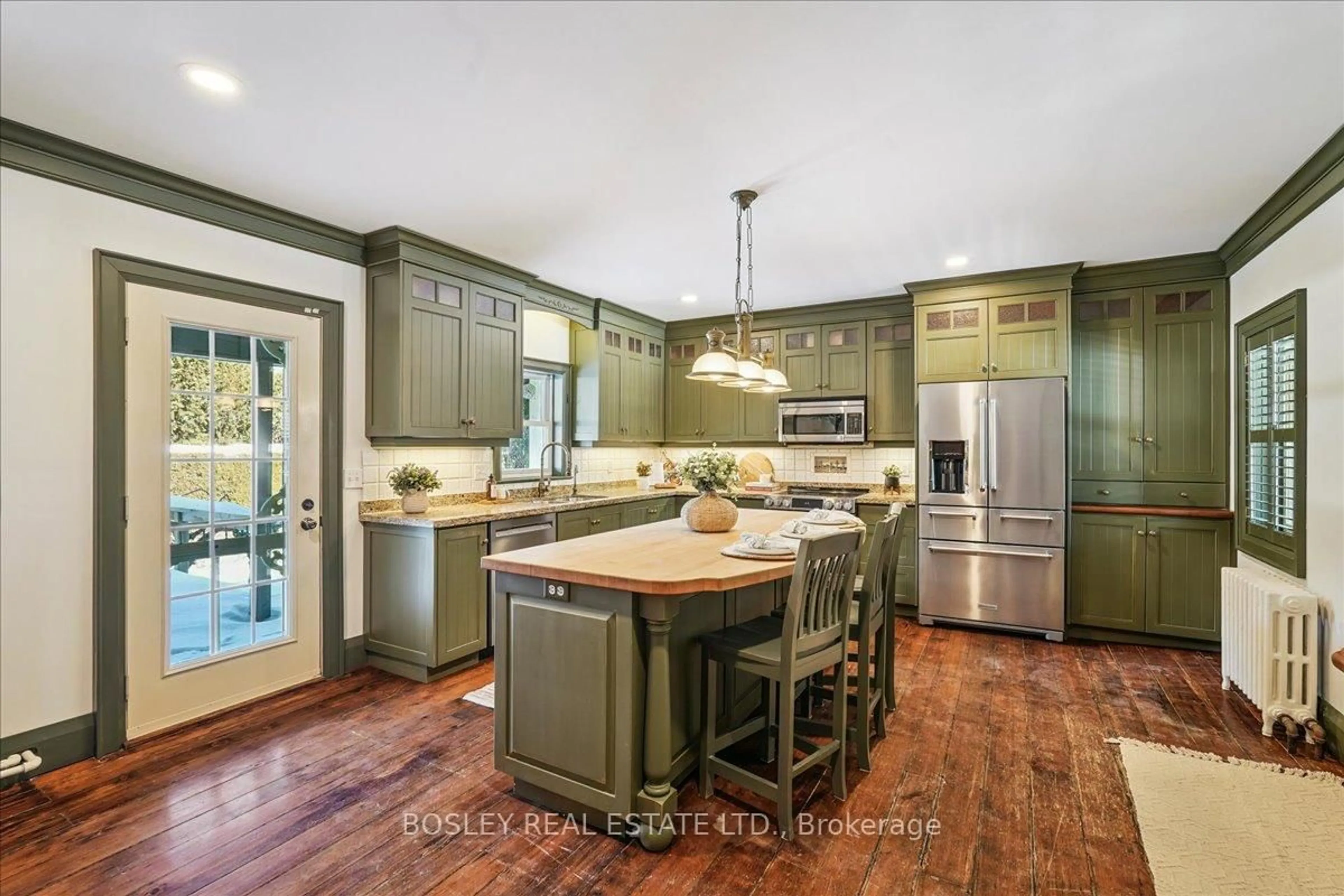 Open concept kitchen, ceramic/tile floor for 42 Royal Rd, Aurora Ontario L4G 1A9