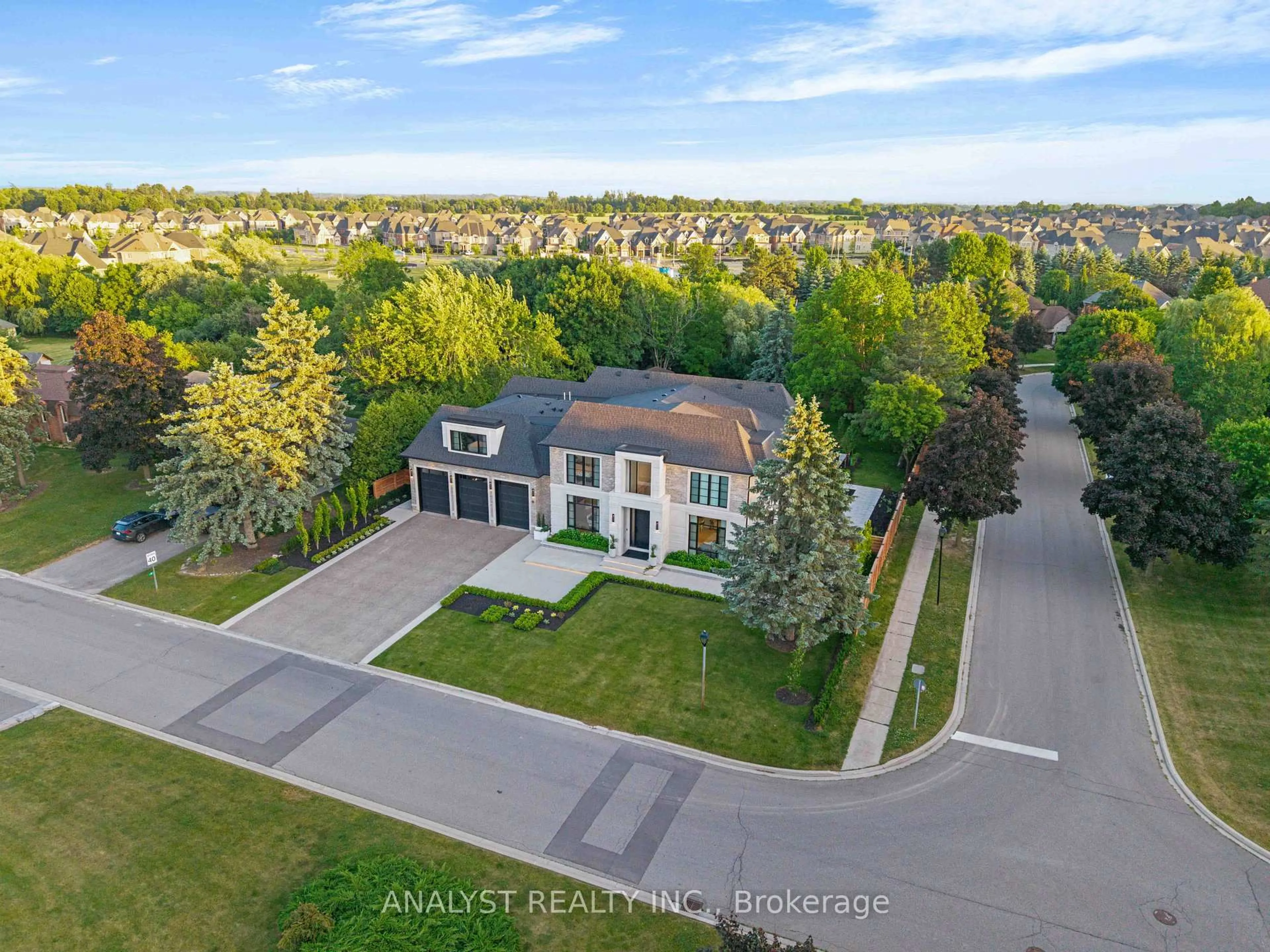 A pic from outside/outdoor area/front of a property/back of a property/a pic from drone, street for 81 Ellis Ave, King Ontario L0G 1N0