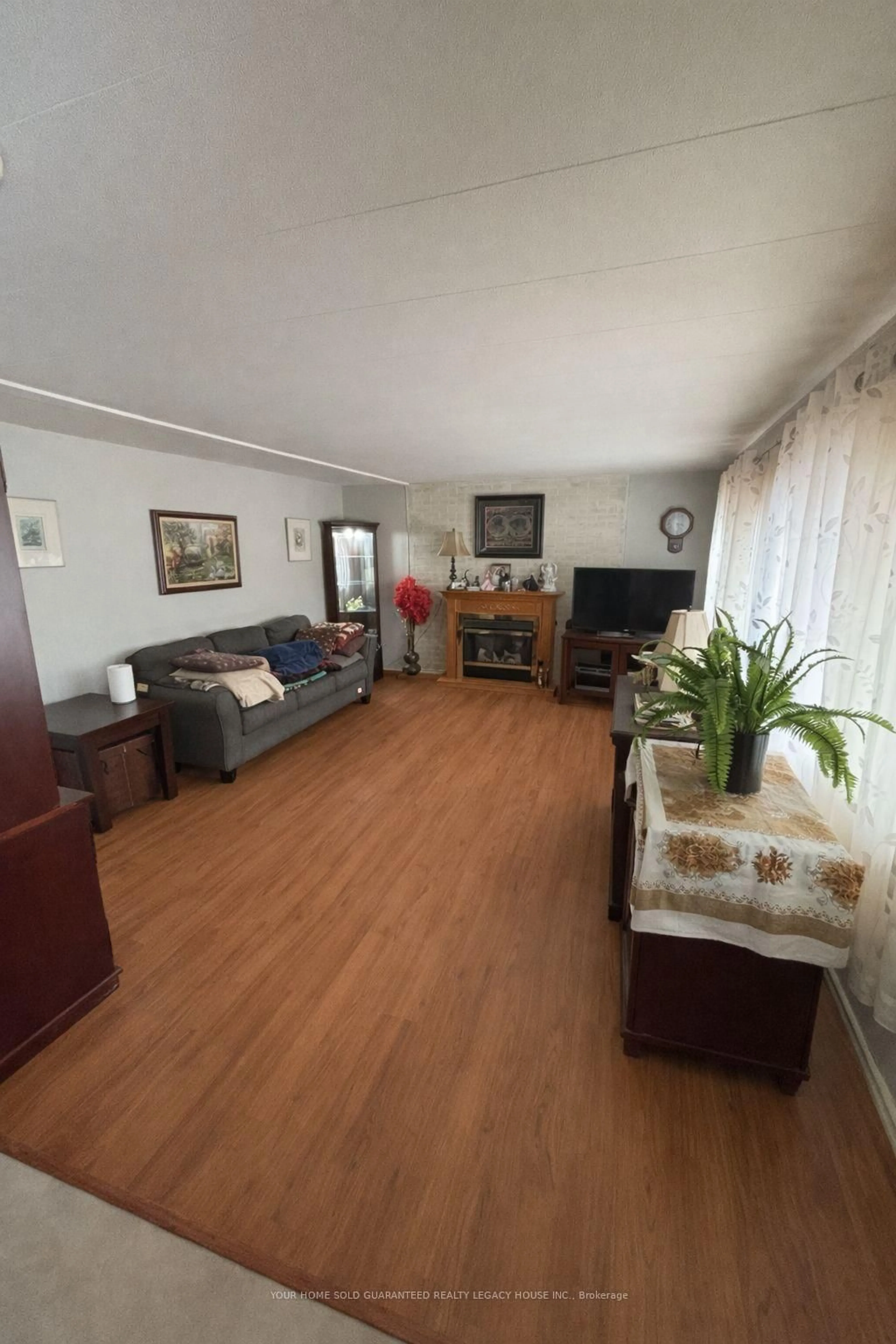 Living room with furniture, wood/laminate floor for 6 Pinehill Crt, Innisfil Ontario L9S 1R5
