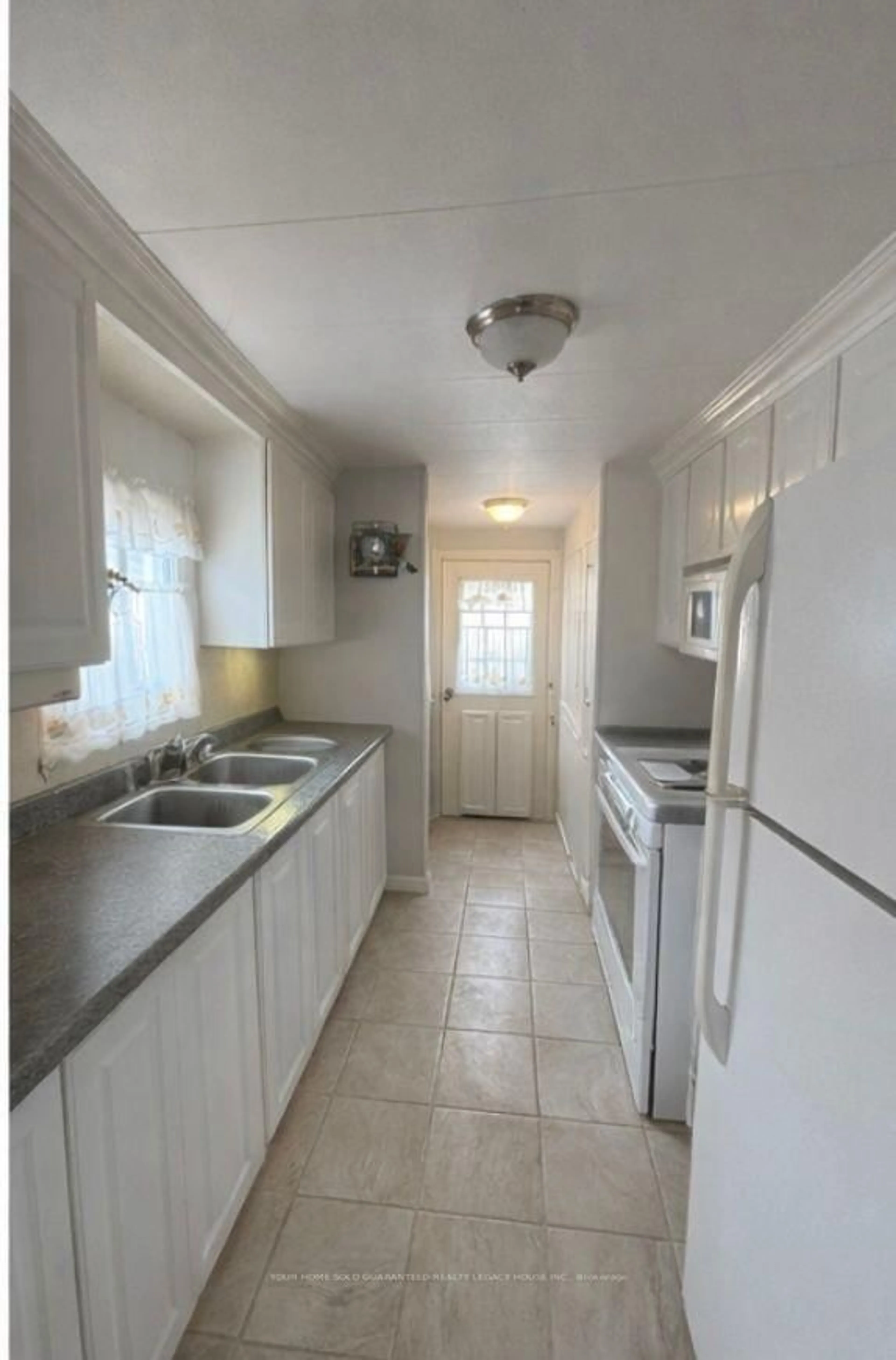 Standard kitchen, ceramic/tile floor for 6 Pinehill Crt, Innisfil Ontario L9S 1R5