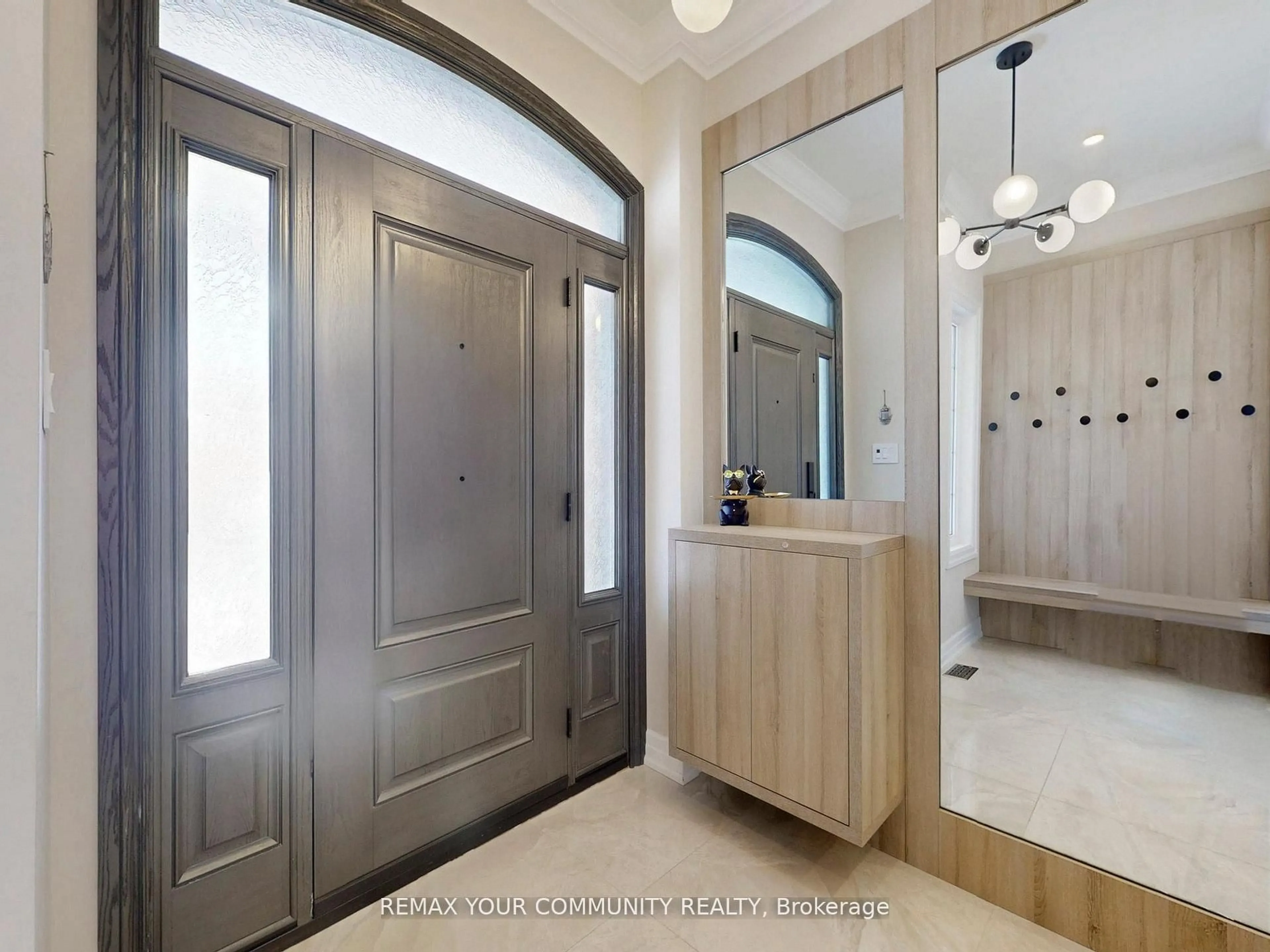 Indoor entryway for 32 D'Eva Dr, Vaughan Ontario L4J 0G1