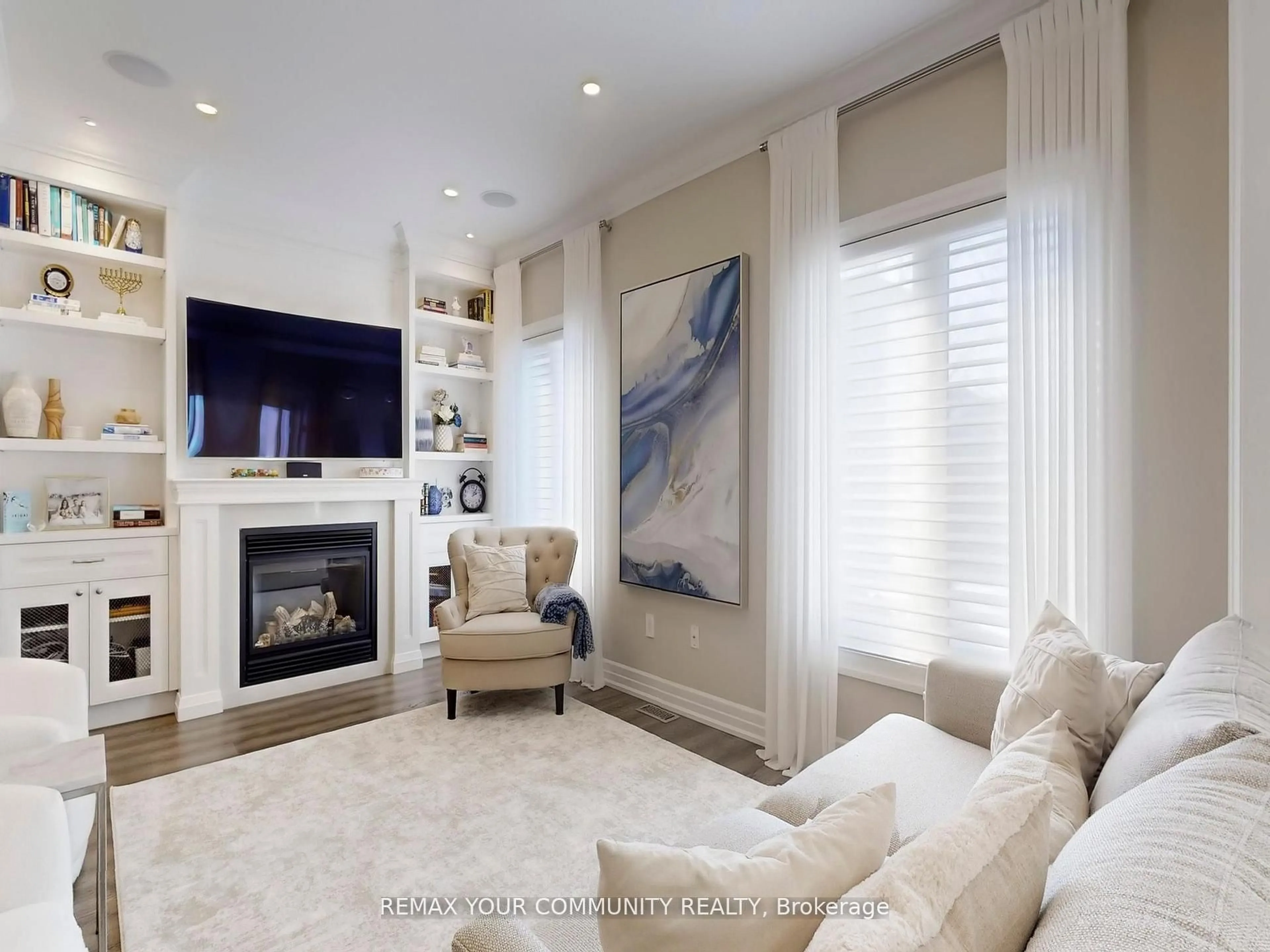 Living room with furniture, unknown for 32 D'Eva Dr, Vaughan Ontario L4J 0G1