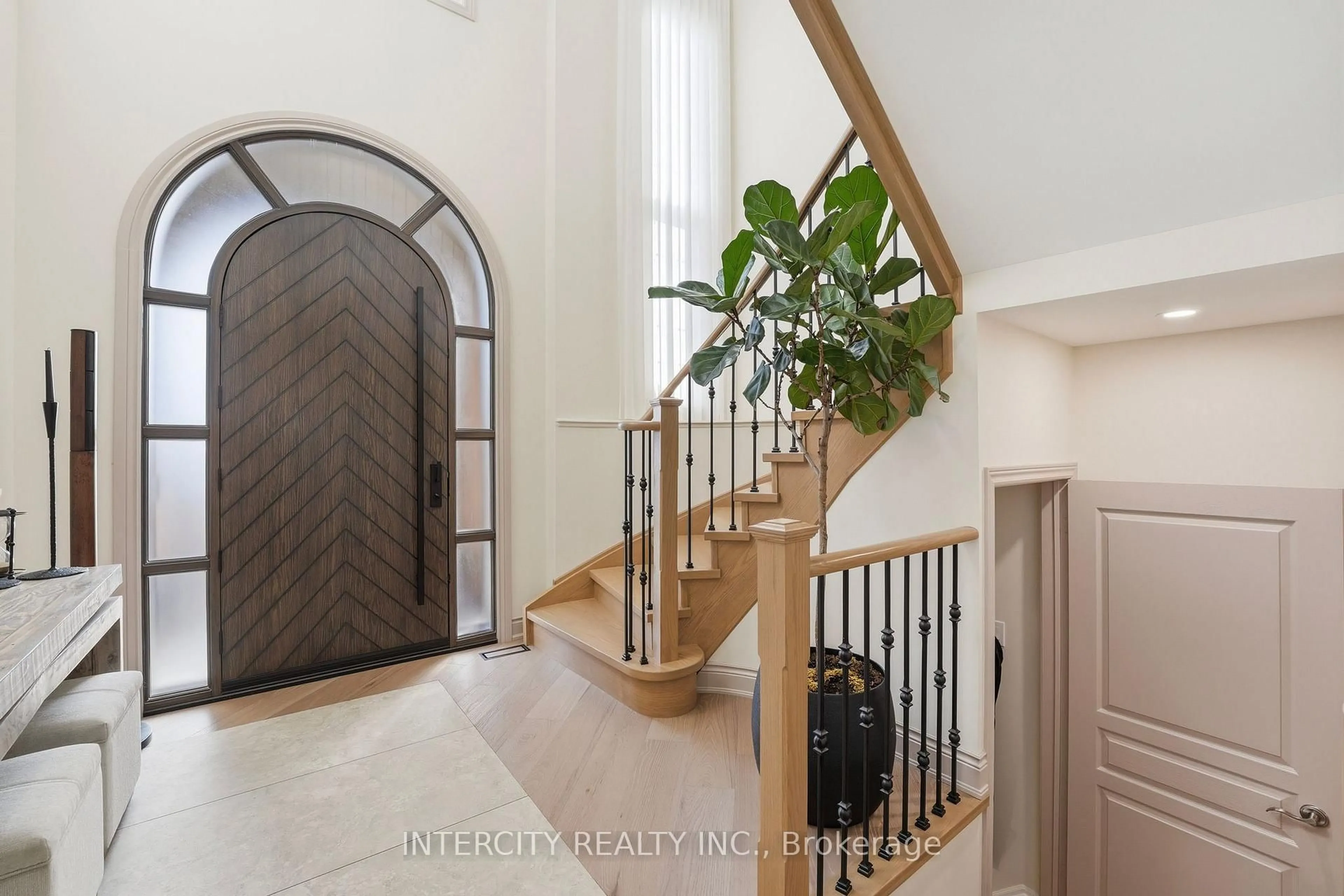 Indoor entryway for 568 Grand Trunk Ave, Vaughan Ontario L6A 0R4
