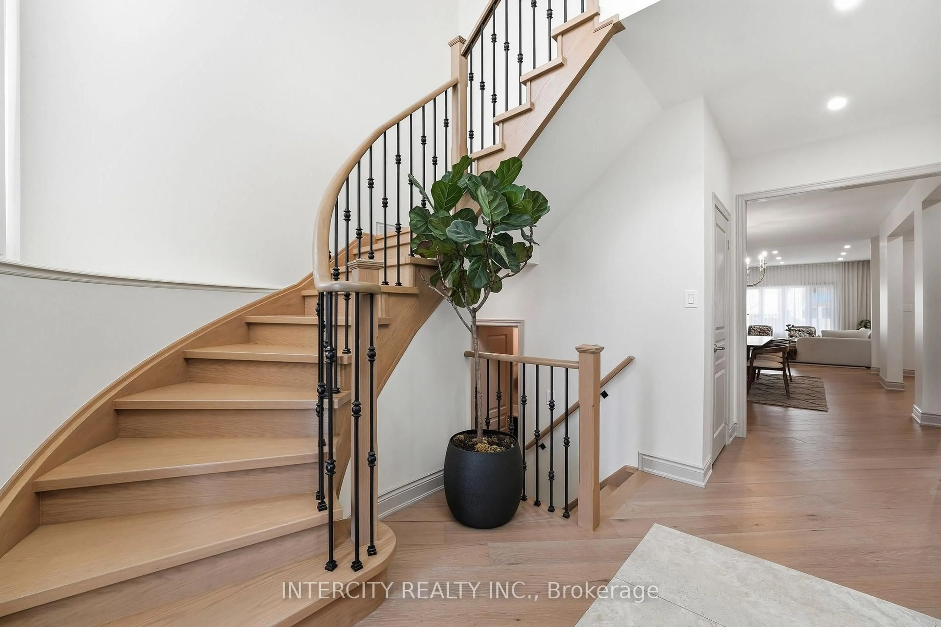 Indoor entryway for 568 Grand Trunk Ave, Vaughan Ontario L6A 0R4