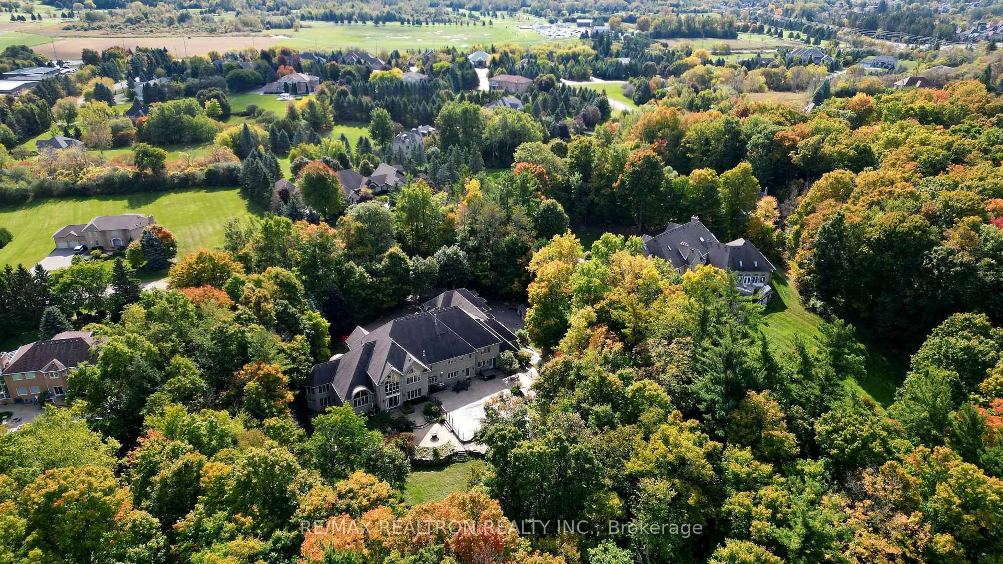 A pic from outside/outdoor area/front of a property/back of a property/a pic from drone, mountain view for 65 Offord Cres, Aurora Ontario L4G 3G8