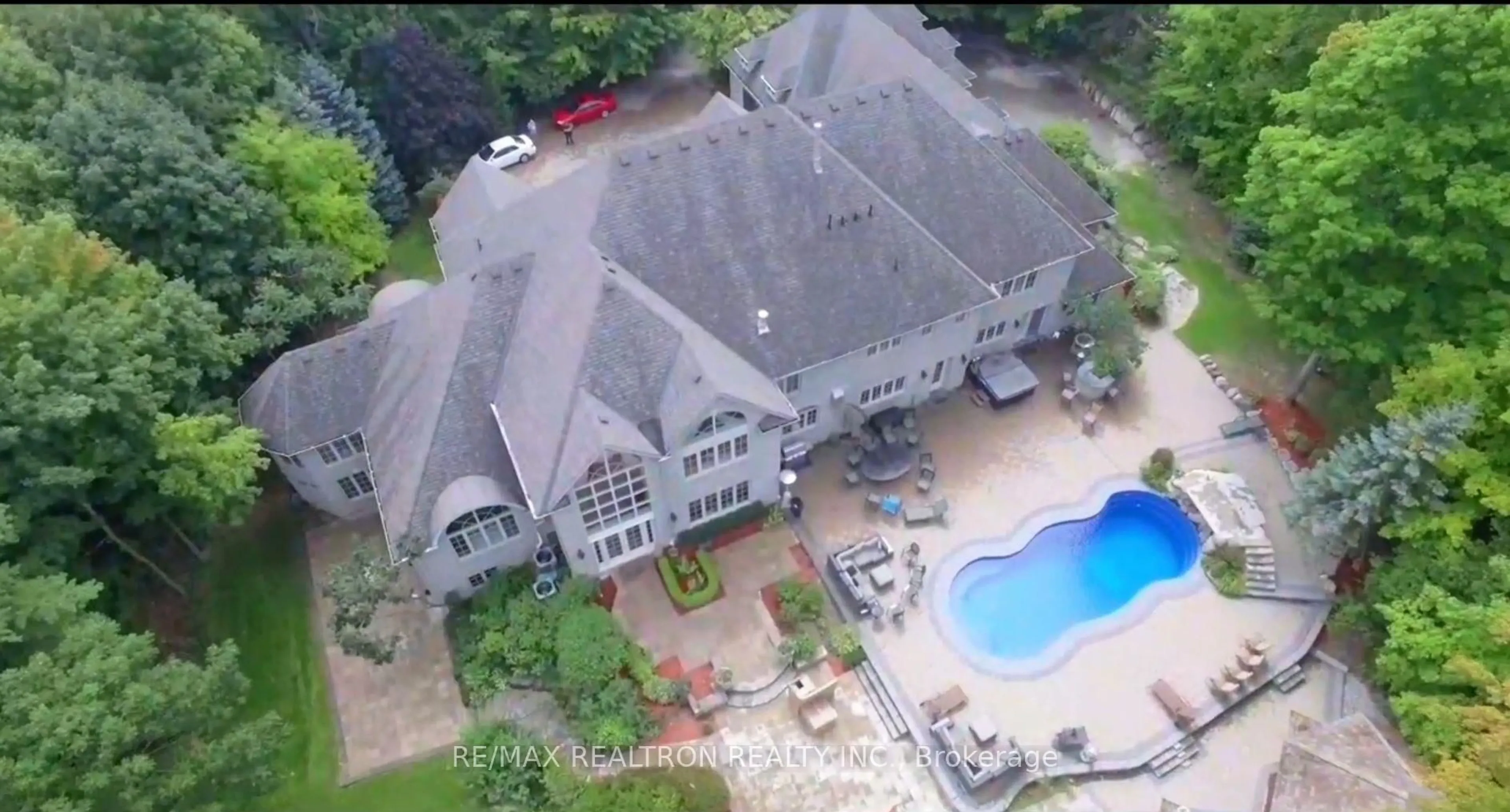 A pic from outside/outdoor area/front of a property/back of a property/a pic from drone, unknown for 65 Offord Cres, Aurora Ontario L4G 3G8