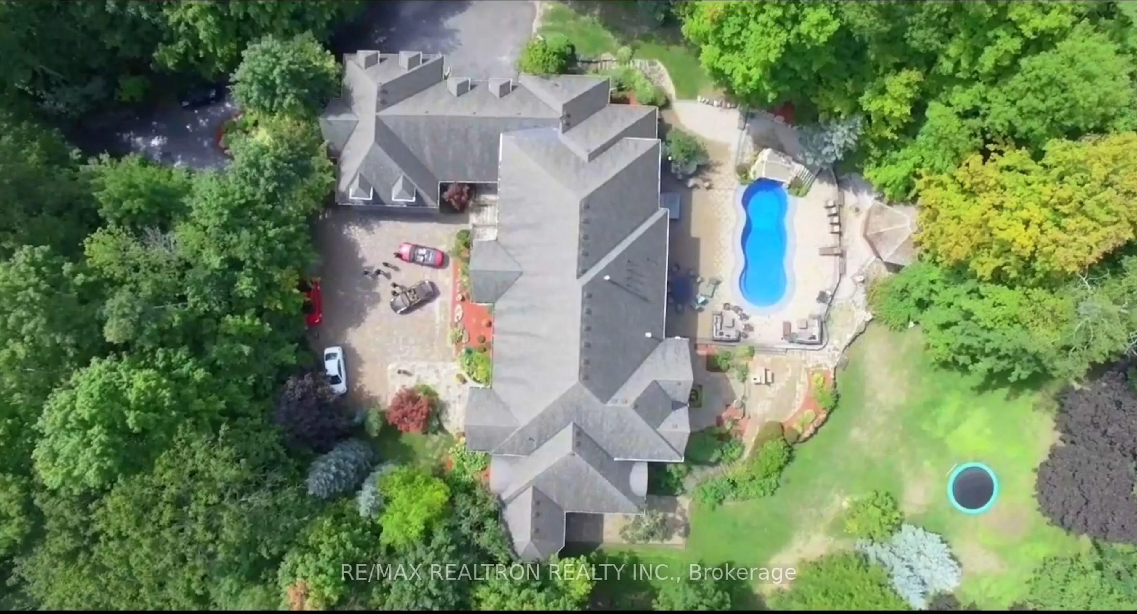 A pic from outside/outdoor area/front of a property/back of a property/a pic from drone, unknown for 65 Offord Cres, Aurora Ontario L4G 3G8