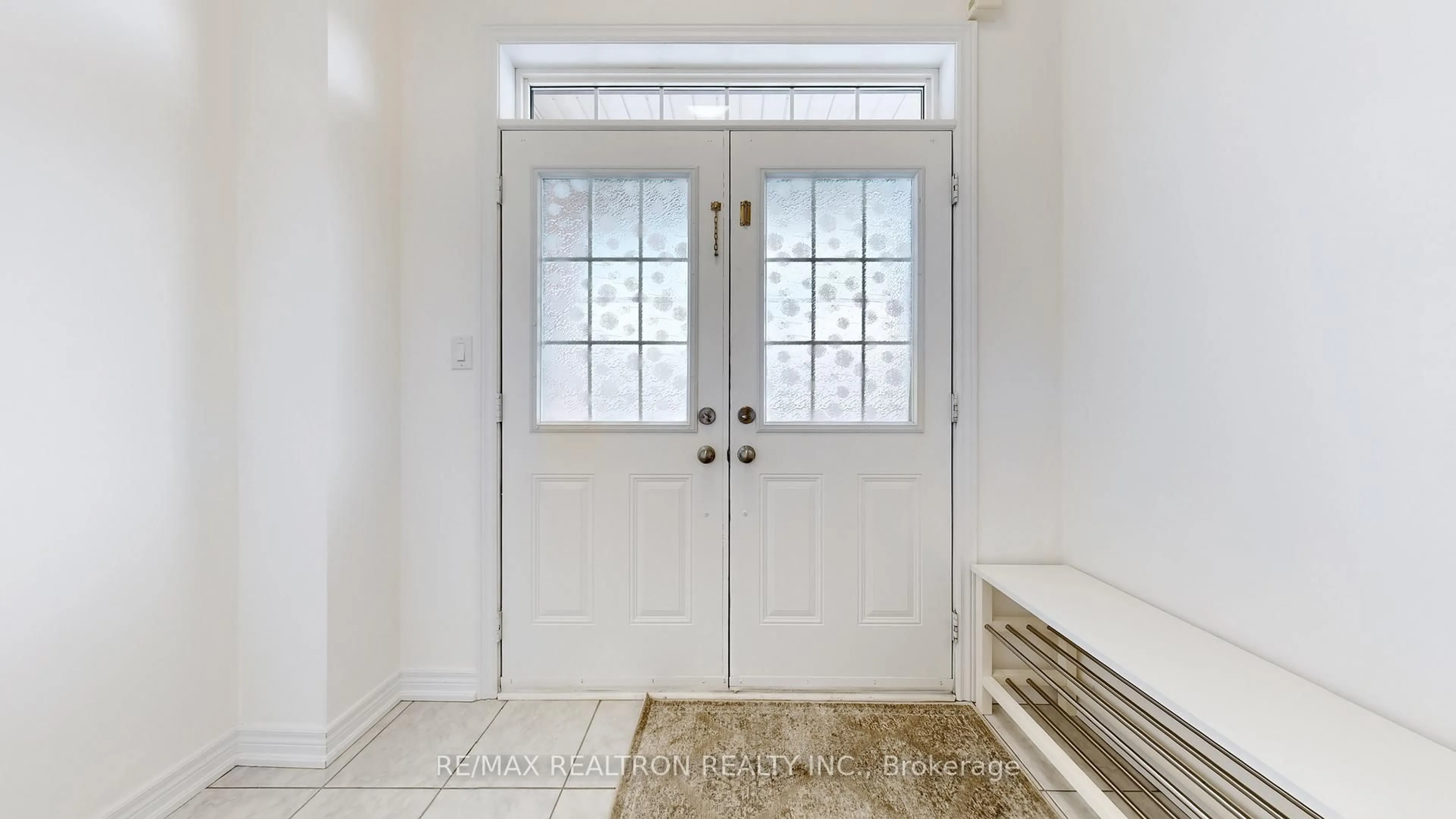 Indoor entryway for 10 Gower Dr, Aurora Ontario L4G 0V9