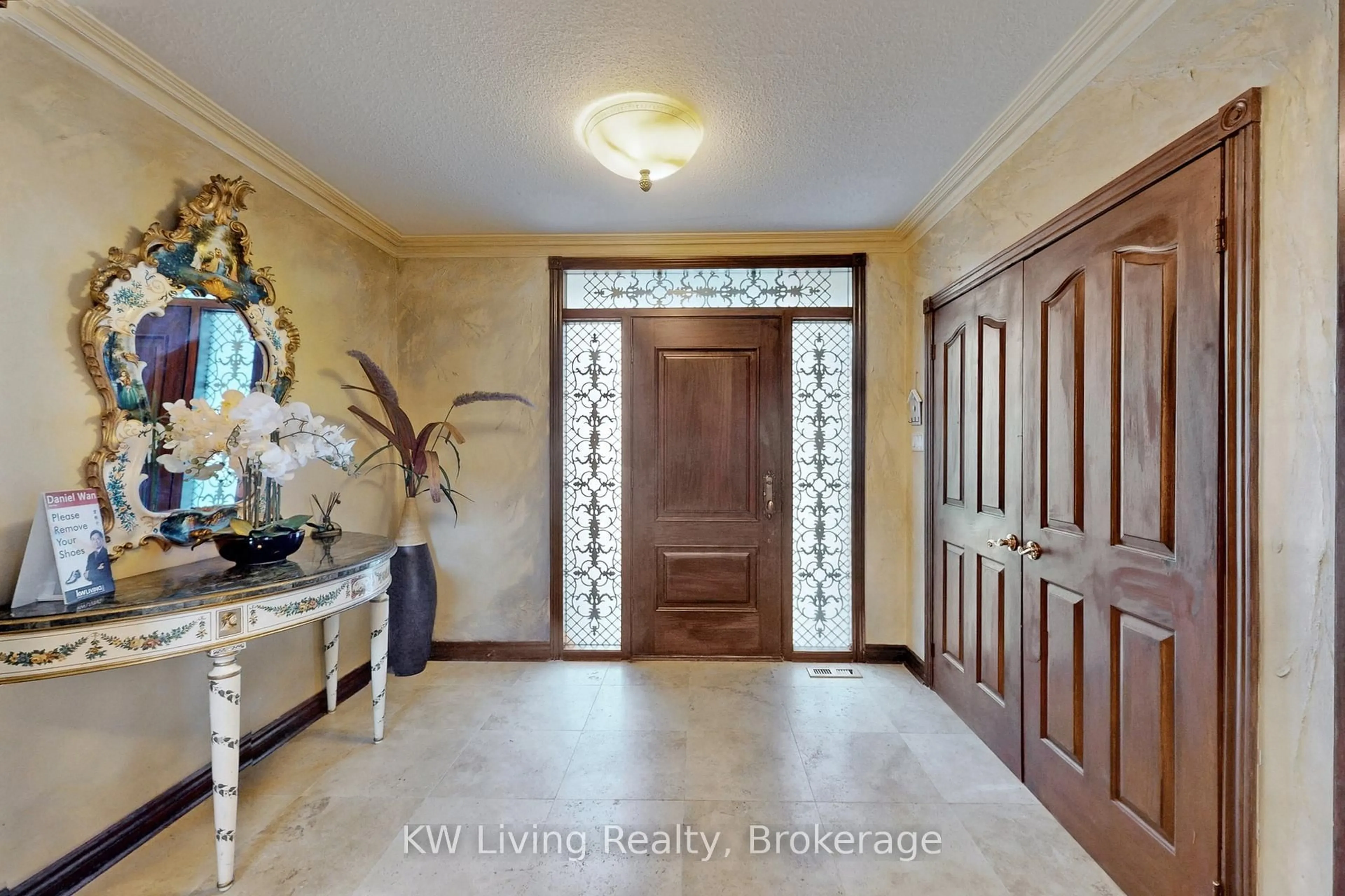 Indoor entryway for 188 Strathearn Ave, Richmond Hill Ontario L4B 2S6