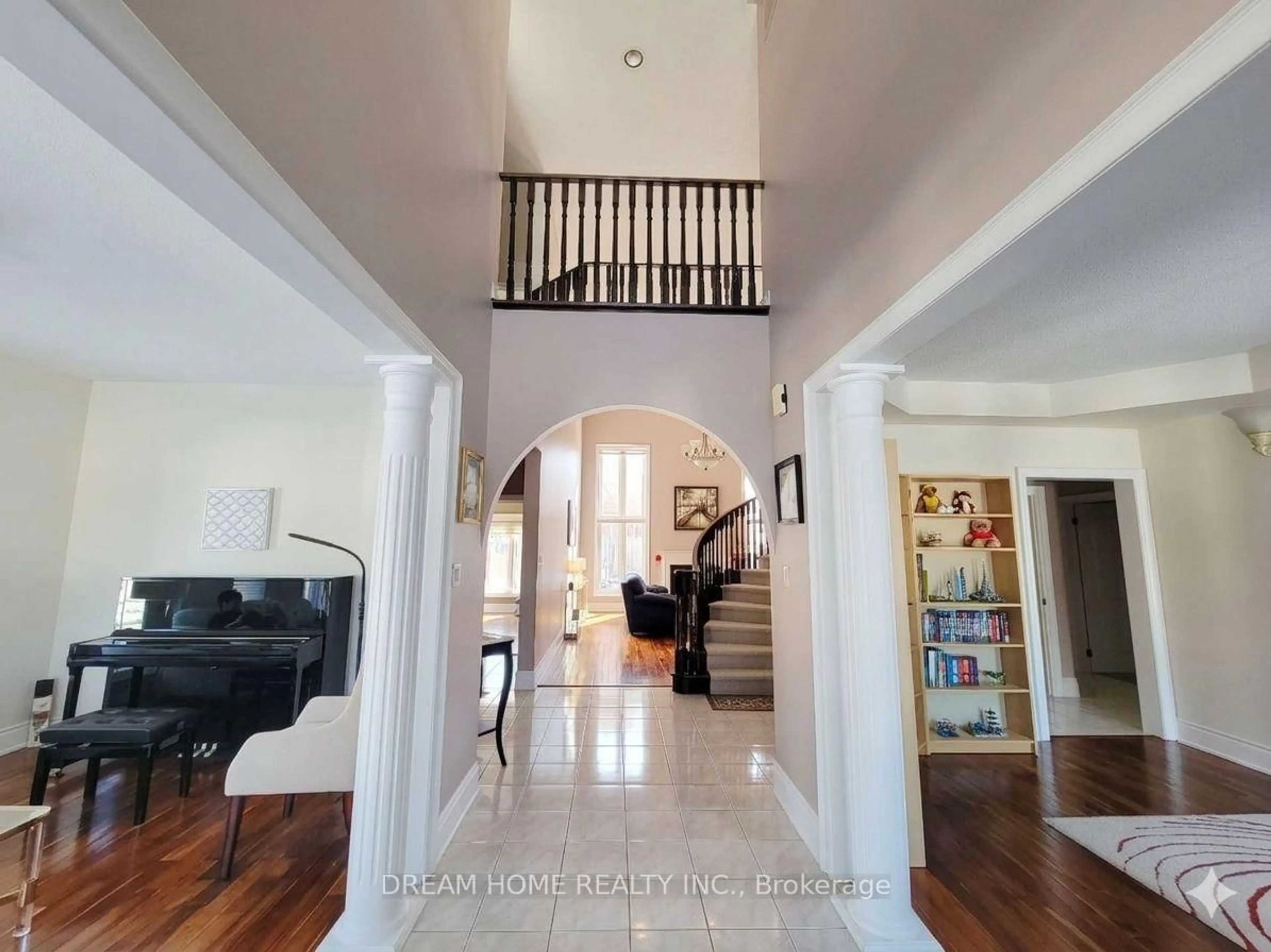 Indoor foyer for 735 Foxcroft Blvd, Newmarket Ontario L3X 1N1