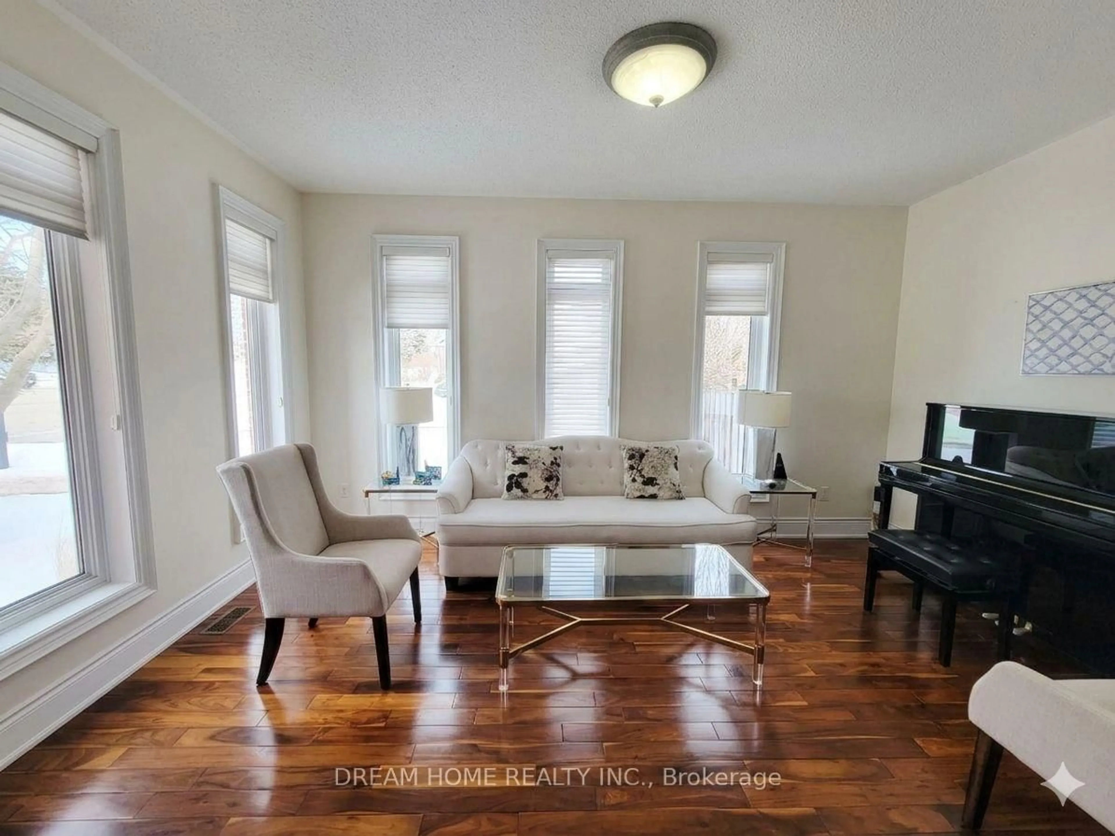 Living room with furniture, unknown for 735 Foxcroft Blvd, Newmarket Ontario L3X 1N1