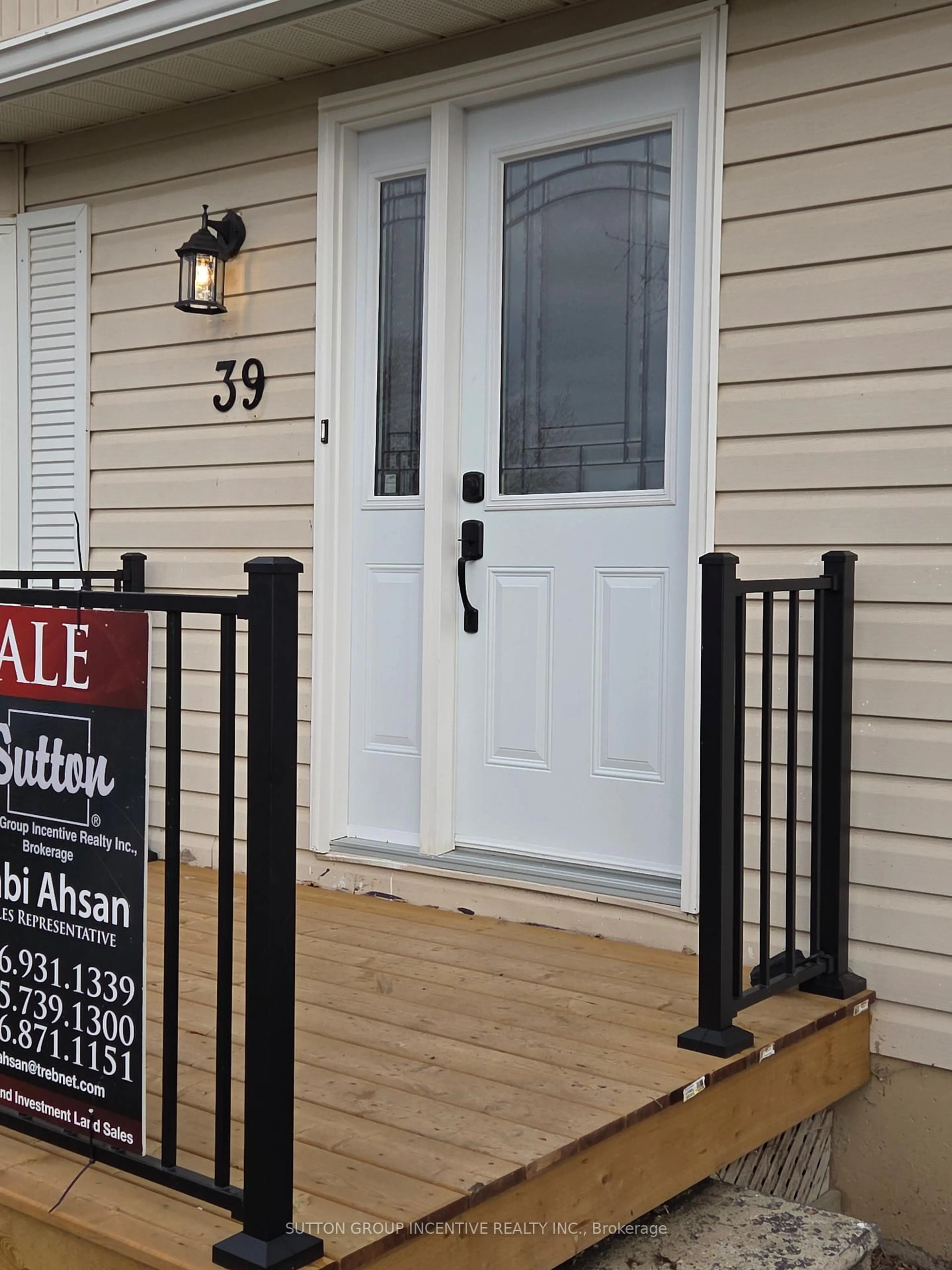 Home with vinyl exterior material, street for 39 Royal Oak Dr, Innisfil Ontario L0L 1L0