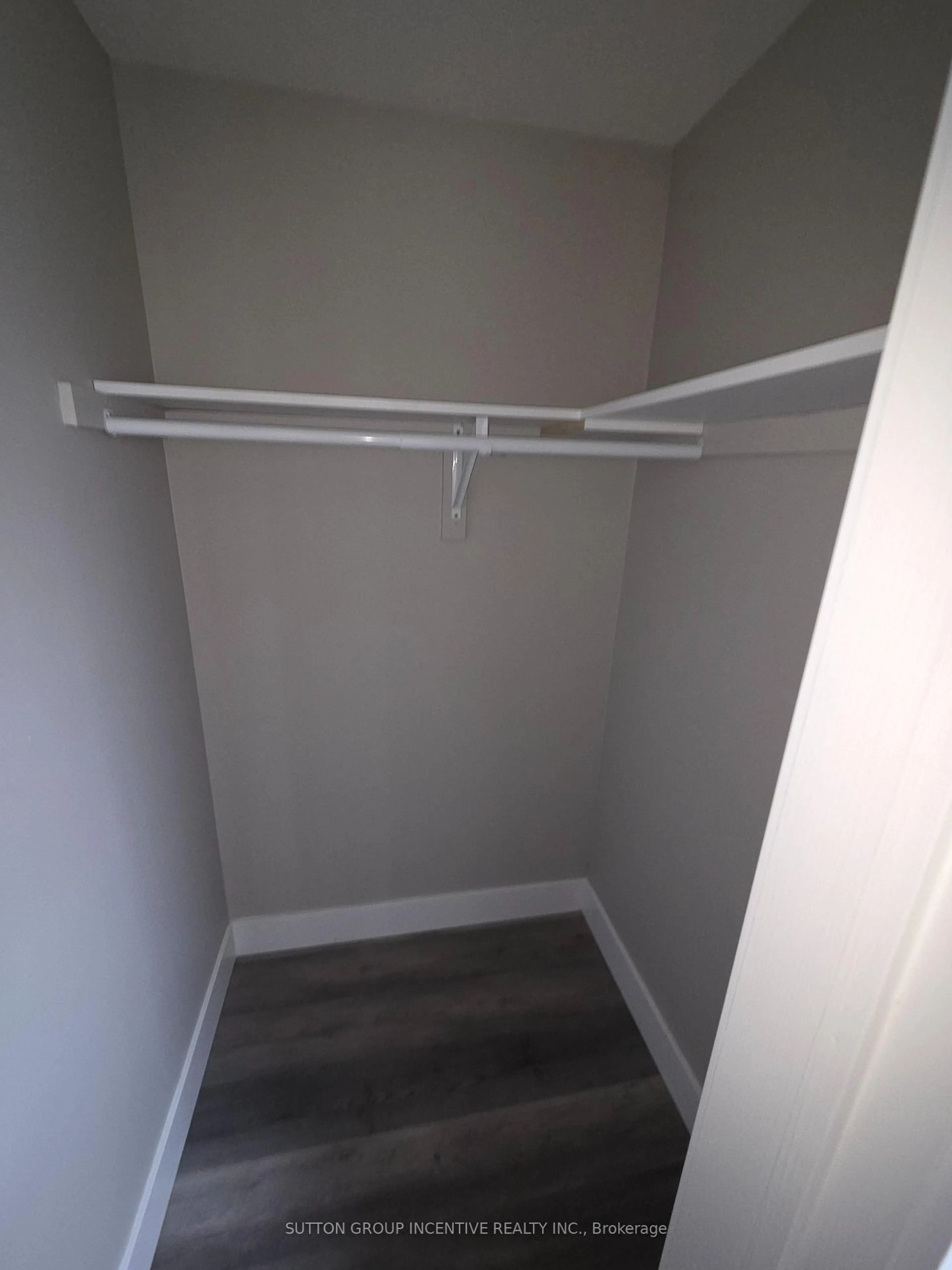 A pic of a room for 39 Royal Oak Dr, Innisfil Ontario L0L 1L0