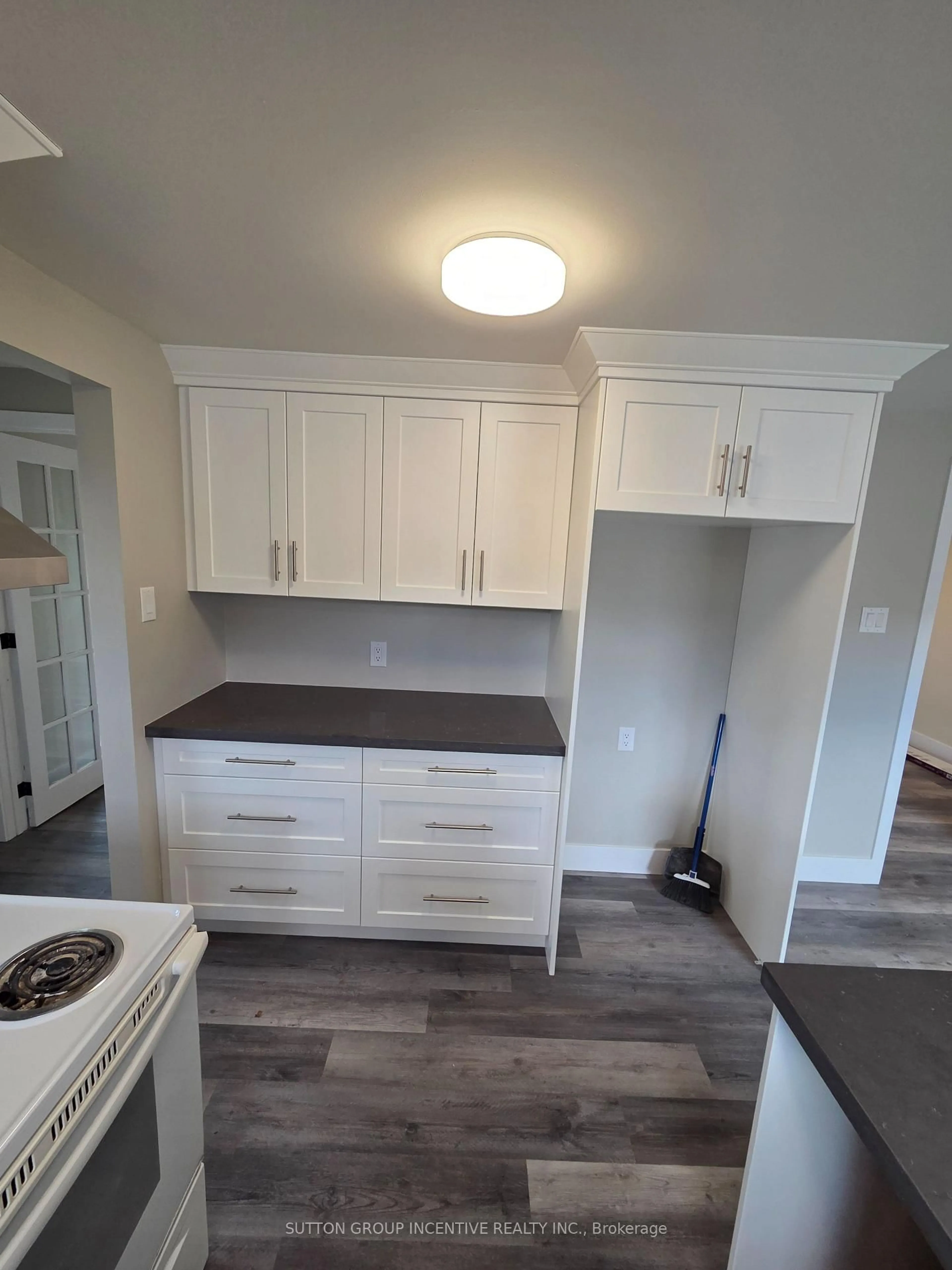 Open concept kitchen, wood/laminate floor for 39 Royal Oak Dr, Innisfil Ontario L0L 1L0