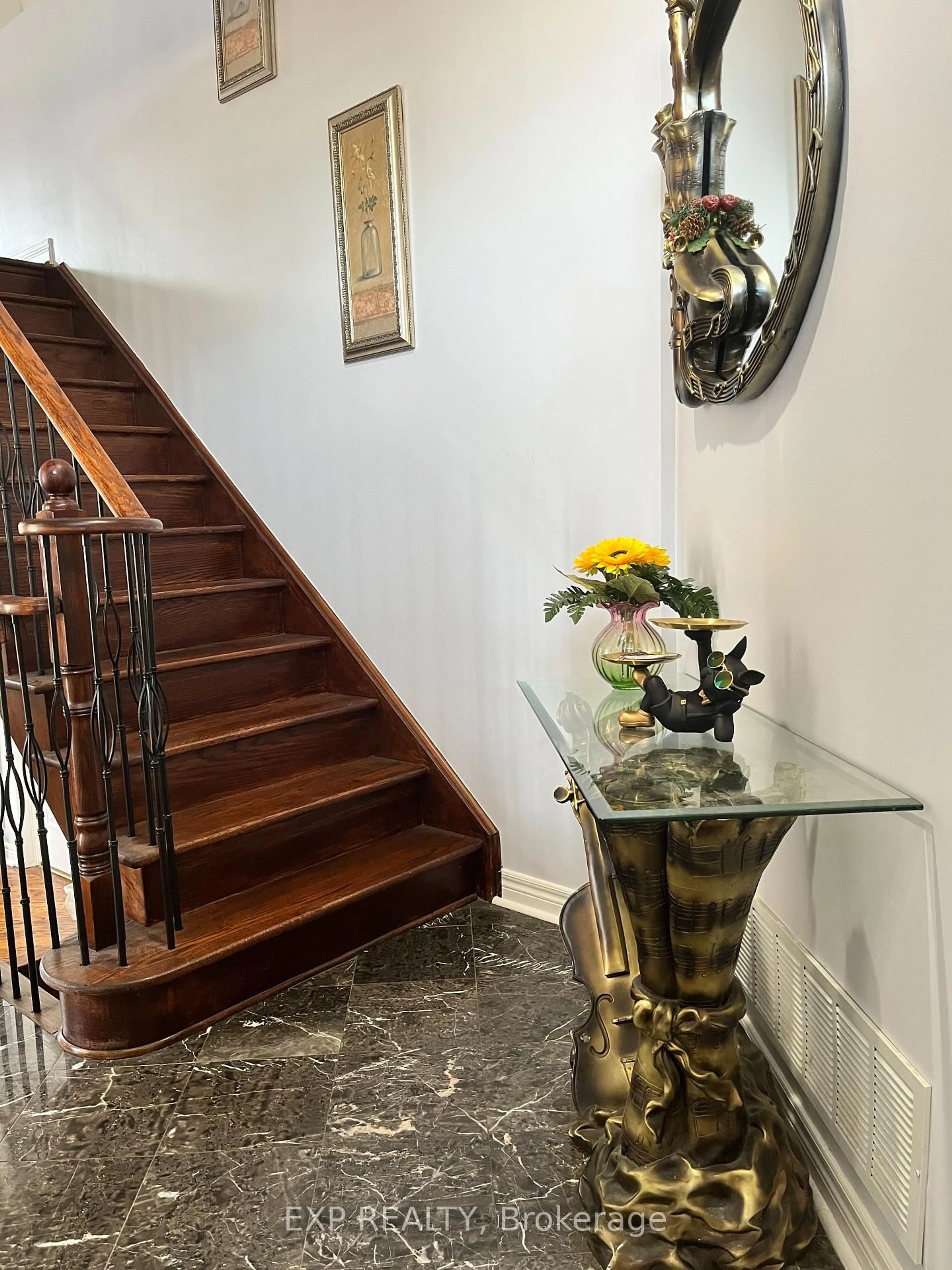 Indoor foyer for 129 Ledge Rock Dr, Vaughan Ontario L4H 2G7