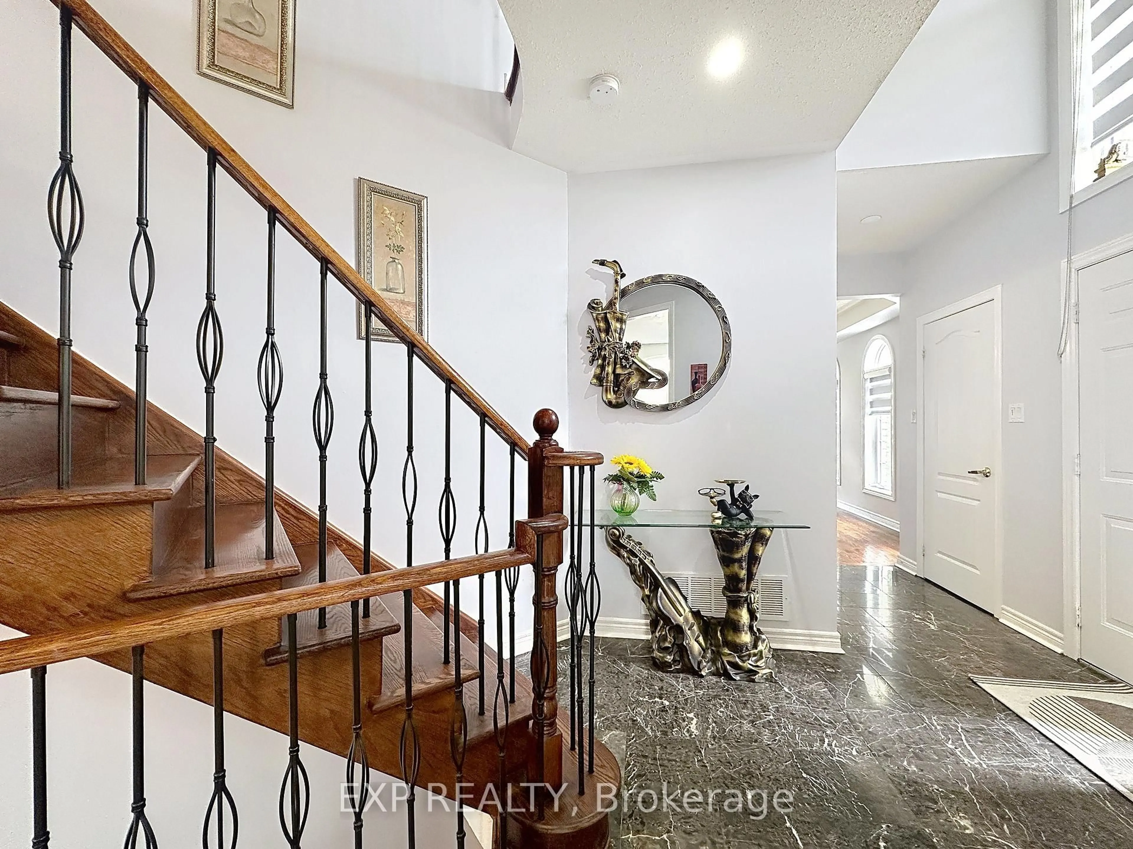 Indoor entryway for 129 Ledge Rock Dr, Vaughan Ontario L4H 2G7