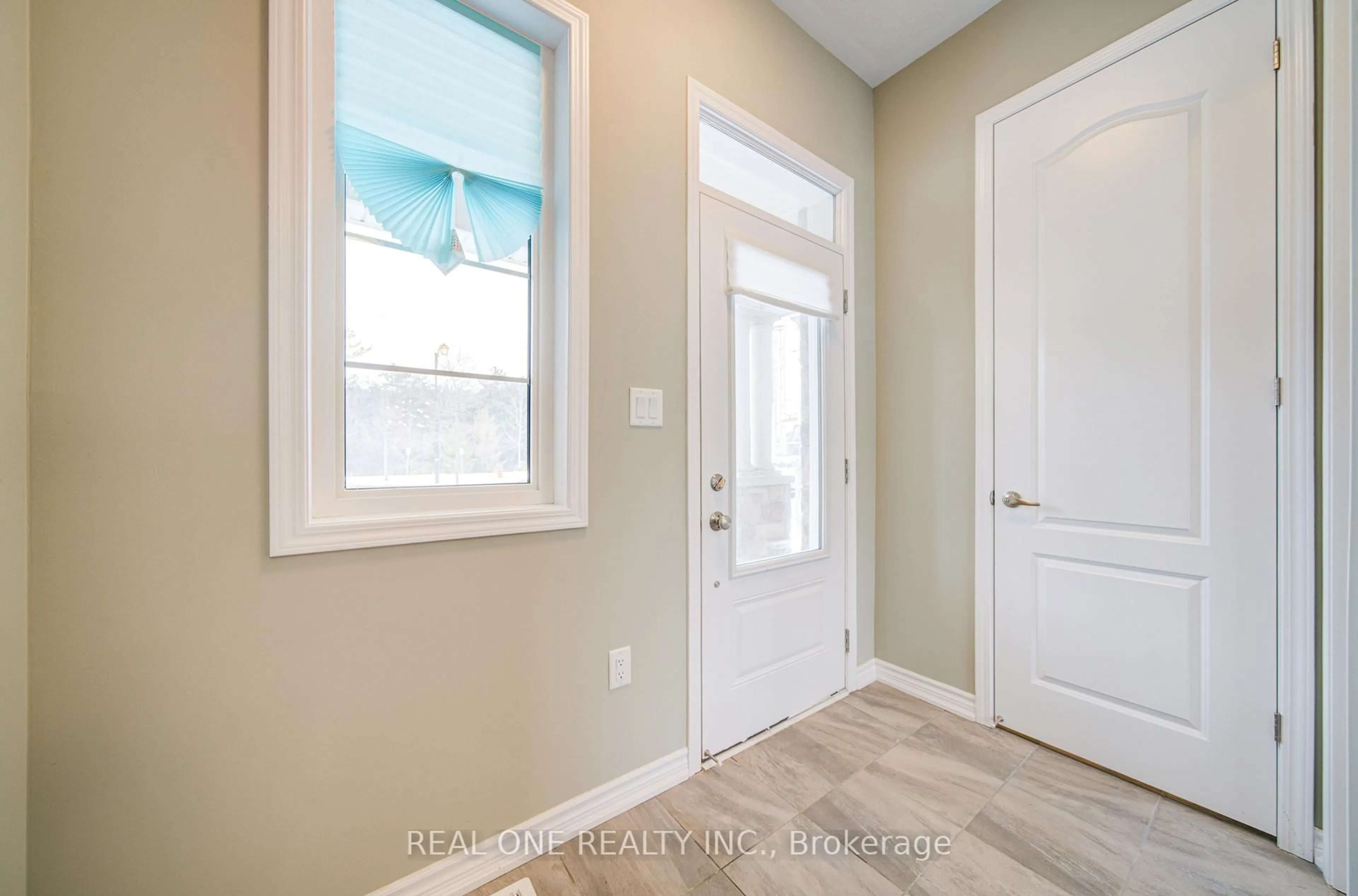 Indoor entryway for 396 Thomas Phillips Dr, Aurora Ontario L4G 0T2