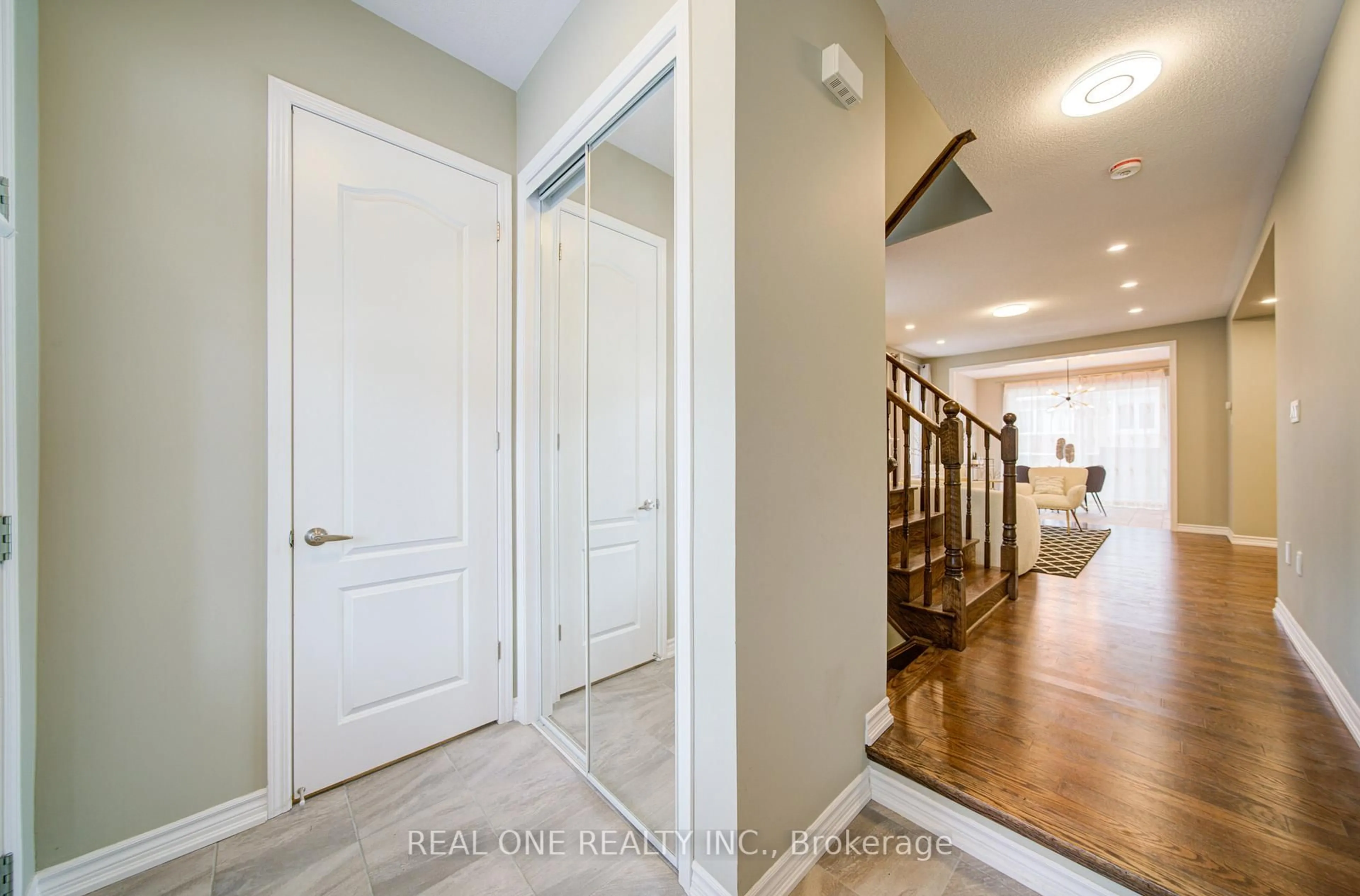Indoor entryway for 396 Thomas Phillips Dr, Aurora Ontario L4G 0T2