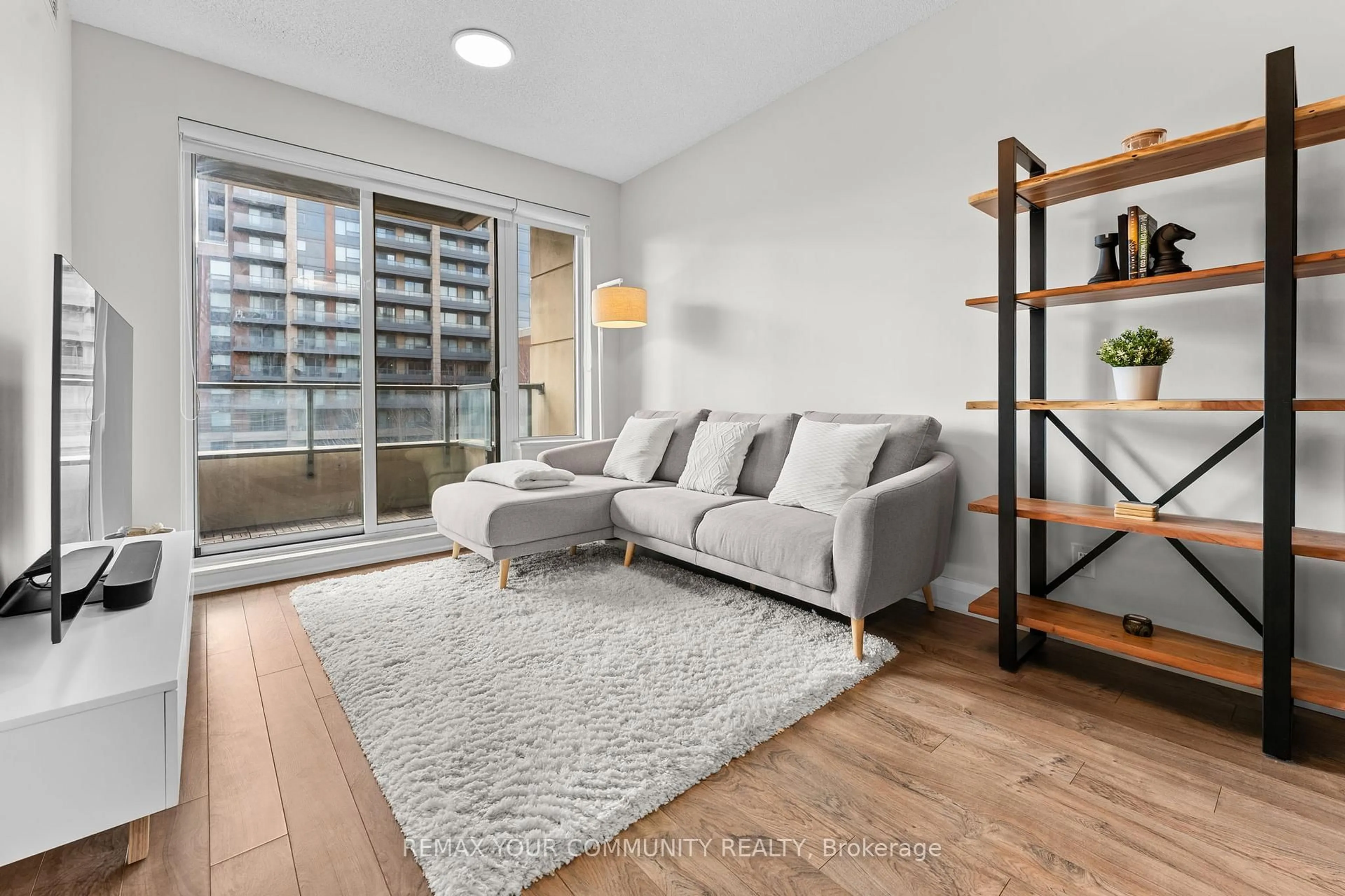 Living room with furniture, unknown for 28 Uptown Dr #333, Markham Ontario L3R 5M5