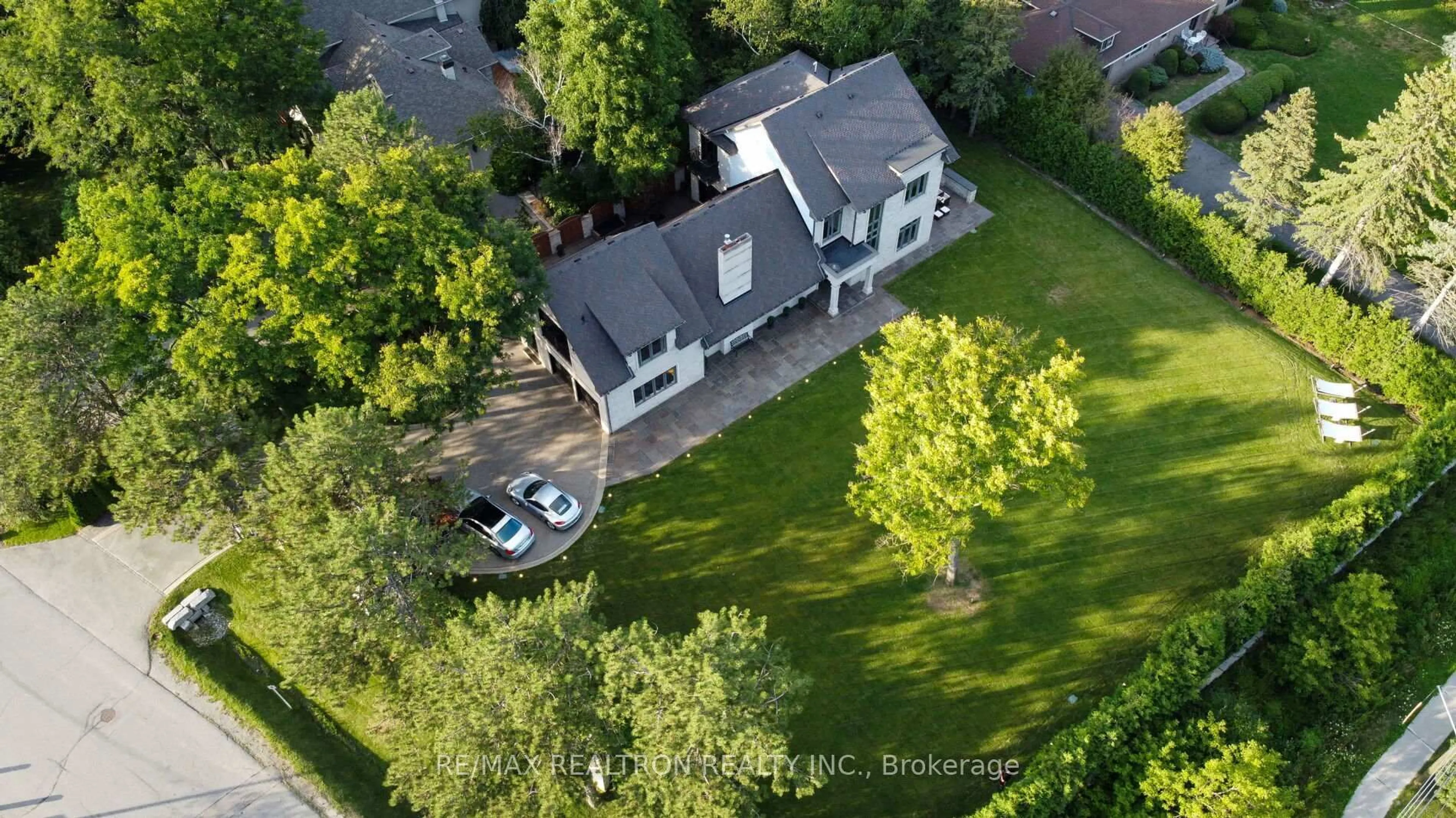 A pic from outside/outdoor area/front of a property/back of a property/a pic from drone, street for 3 Oakbank Rd, Vaughan Ontario L4J 2B8