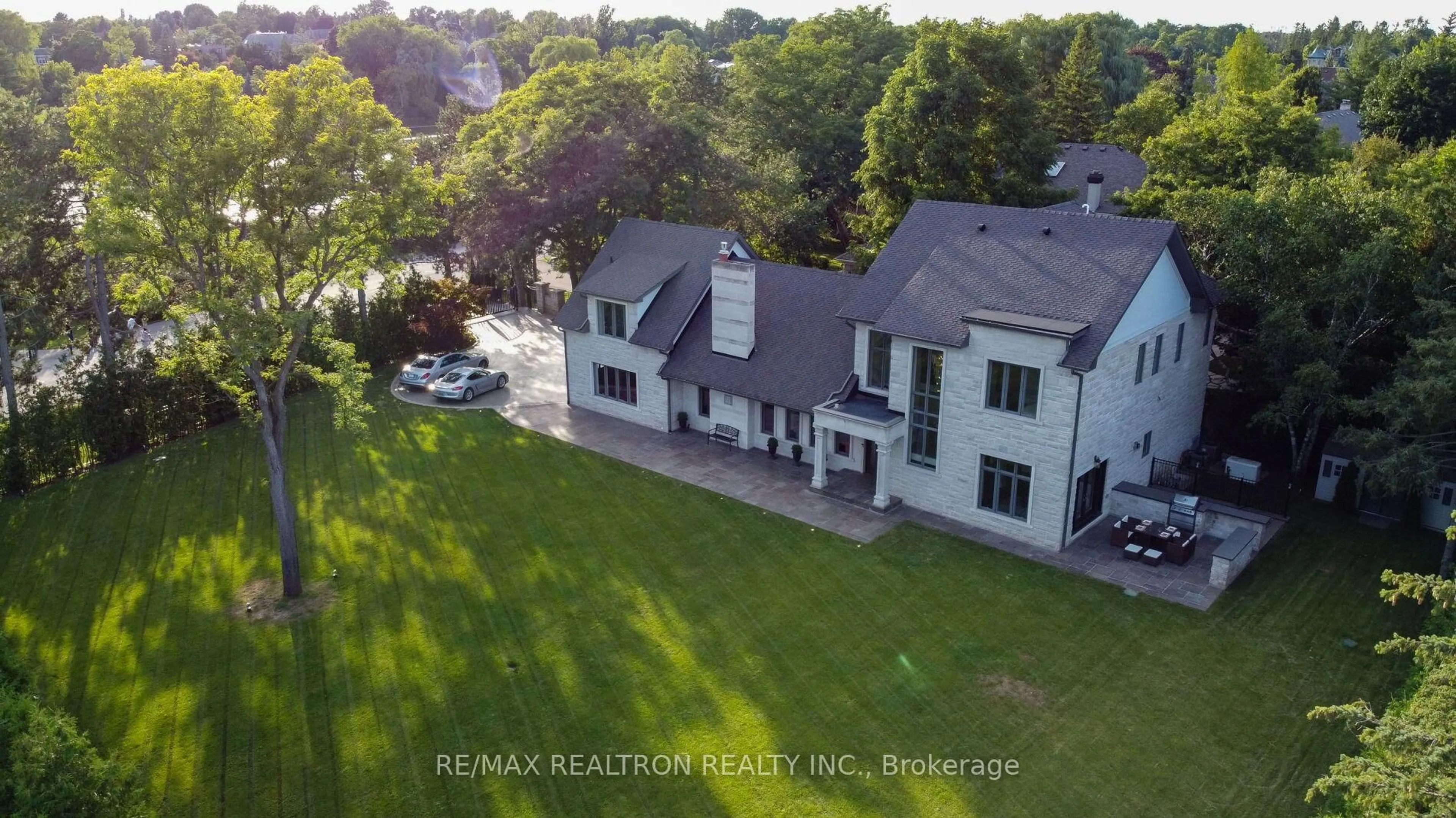 A pic from outside/outdoor area/front of a property/back of a property/a pic from drone, building for 3 Oakbank Rd, Vaughan Ontario L4J 2B8