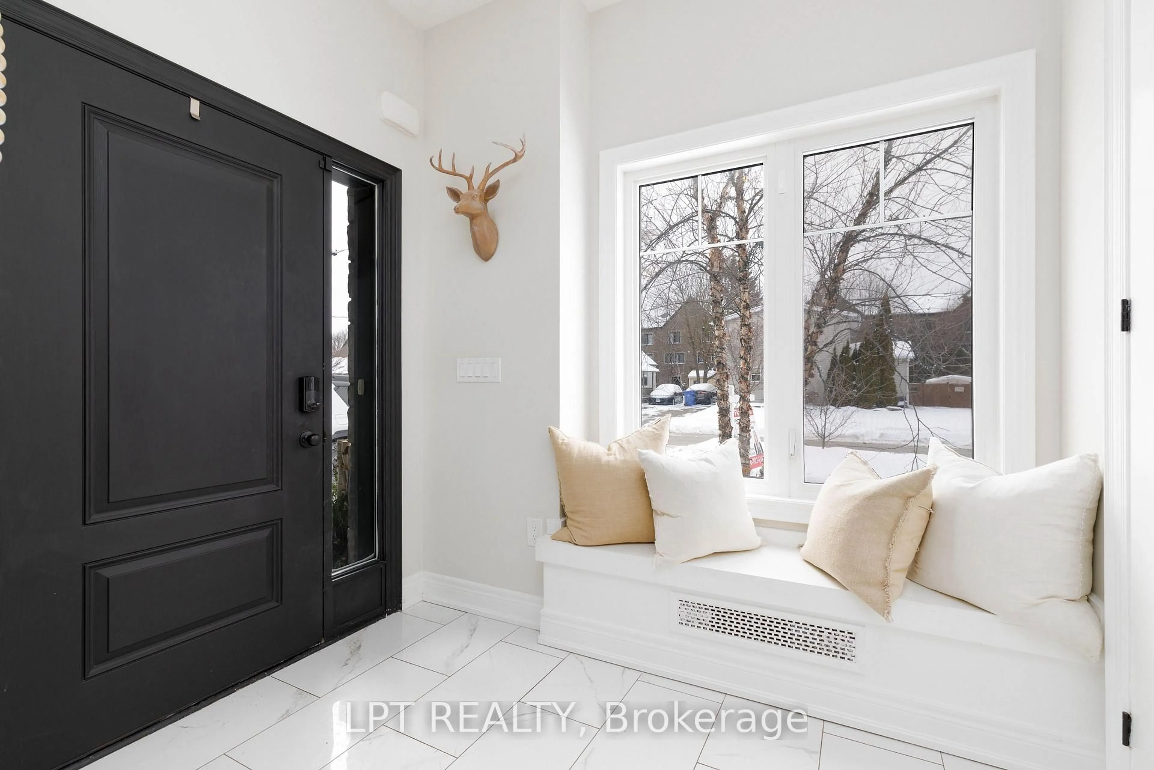 Indoor entryway for 258 Andrew St, Newmarket Ontario L3Y 1H2