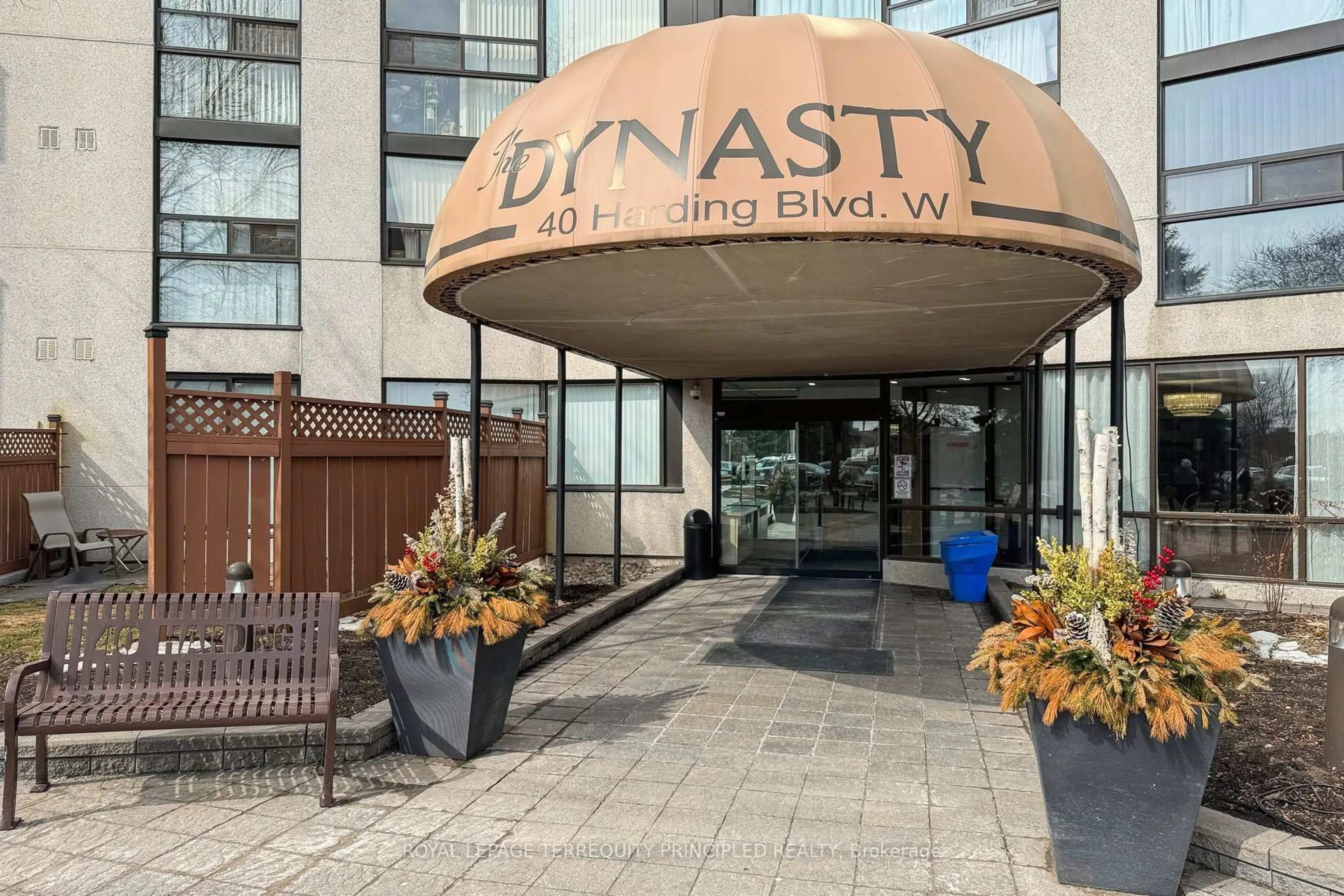 Indoor entryway for 40 Harding Blvd #1001, Richmond Hill Ontario L4C 9S5