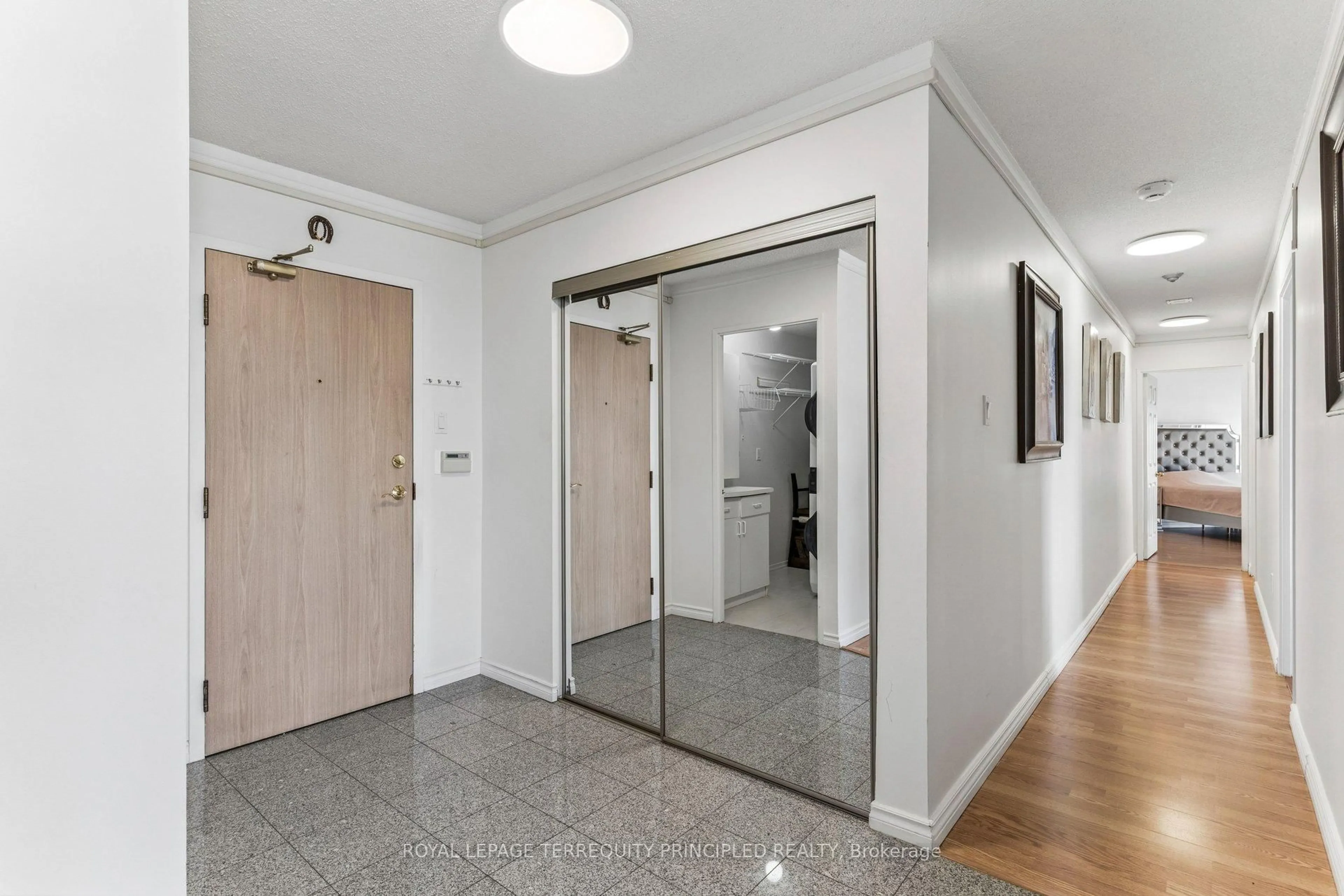 Indoor foyer for 40 Harding Blvd #1001, Richmond Hill Ontario L4C 9S5