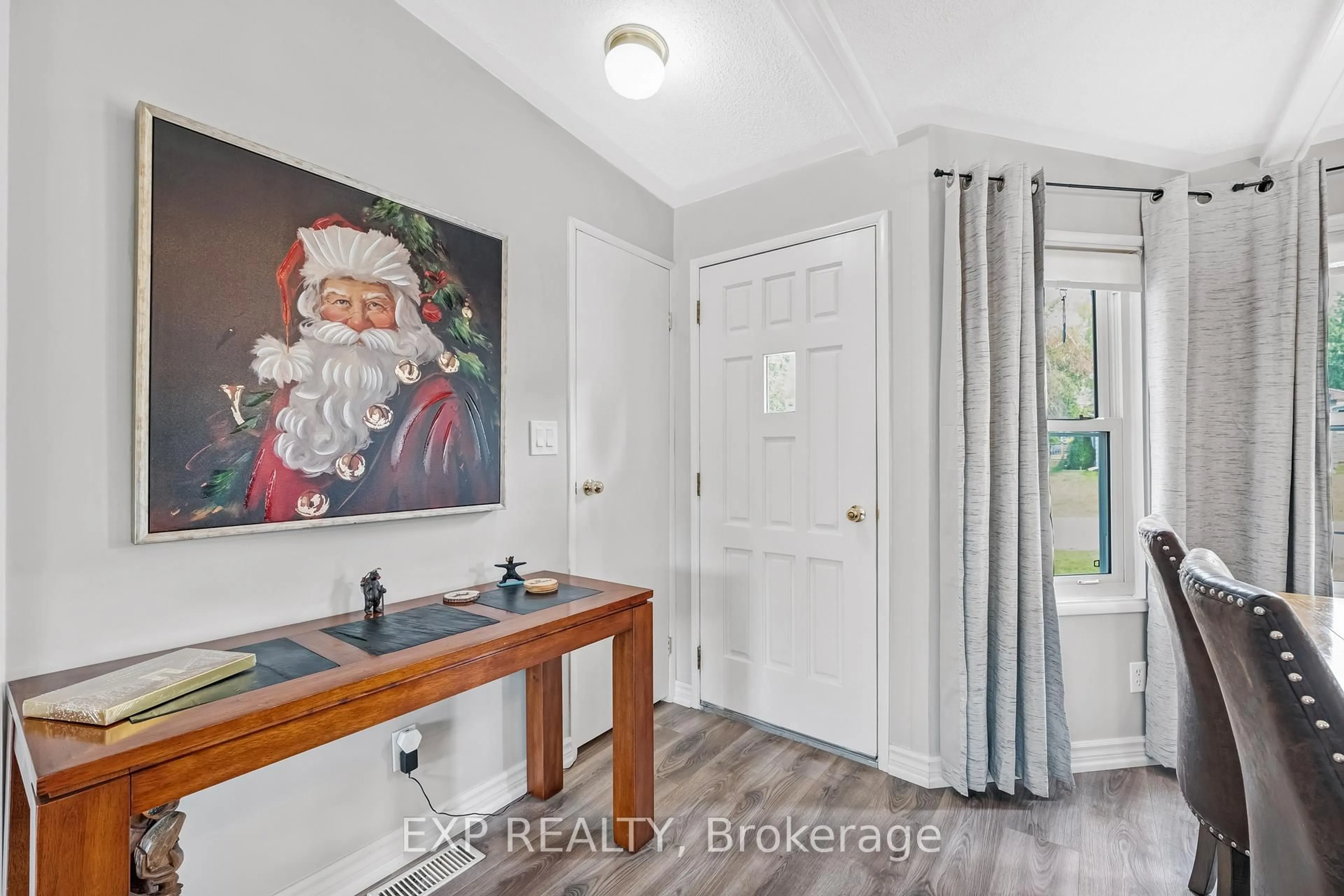Indoor entryway for 25 Juno Cres, Georgina Ontario L0E 1R0