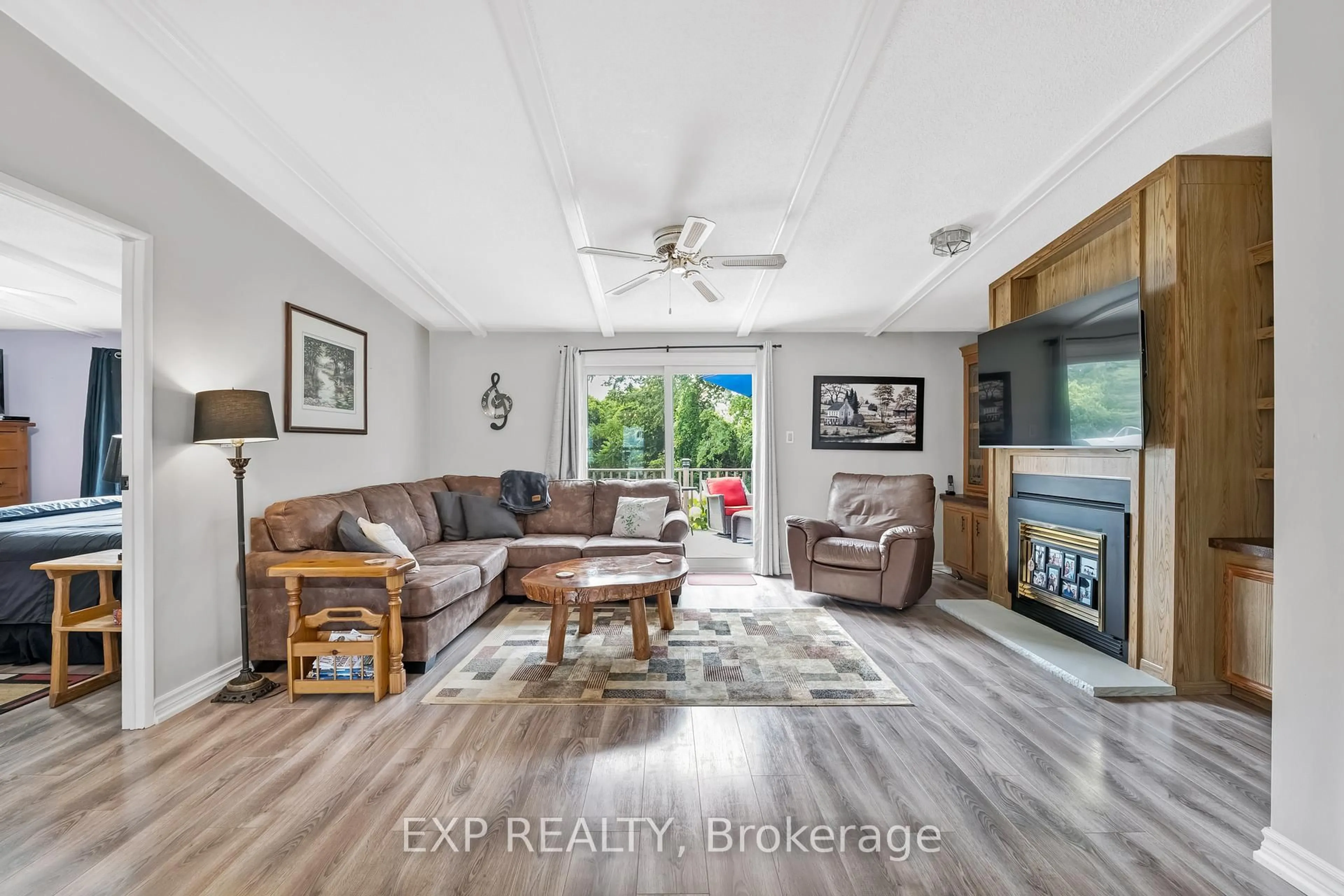 Living room with furniture, unknown for 25 Juno Cres, Georgina Ontario L0E 1R0