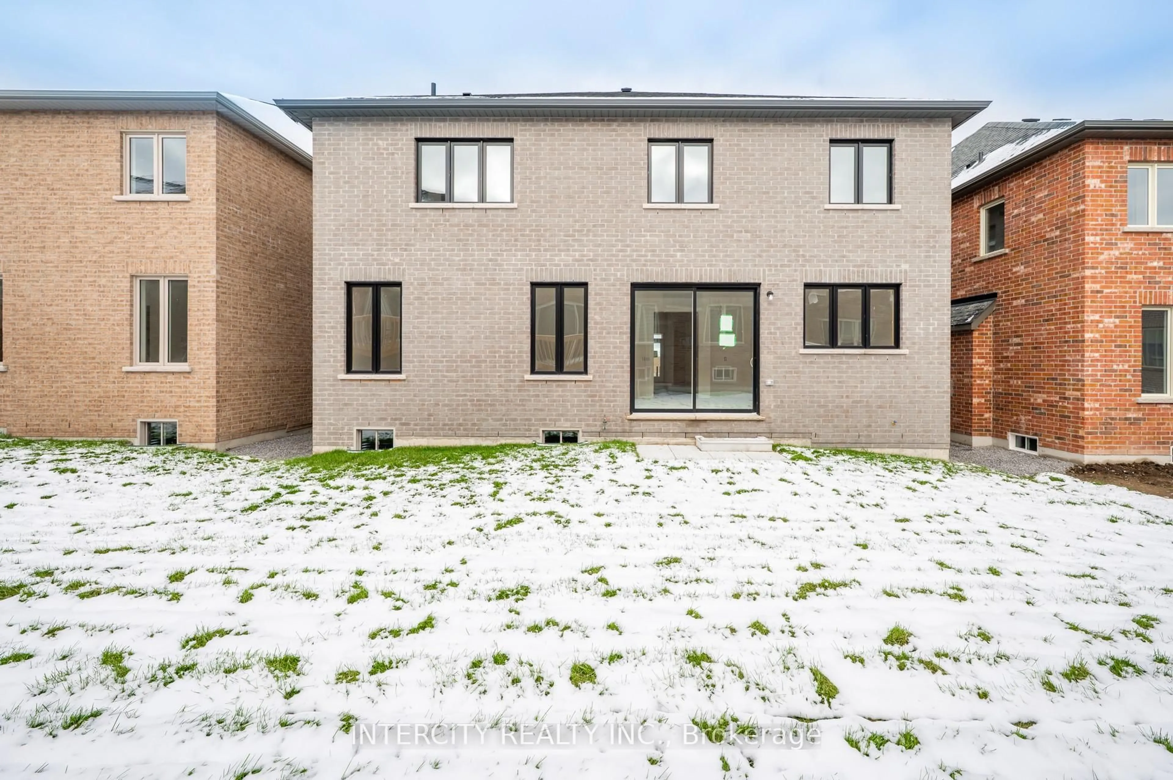 Patio, street for 39 Father Muckle Ave, Georgina Ontario L4P 0S9