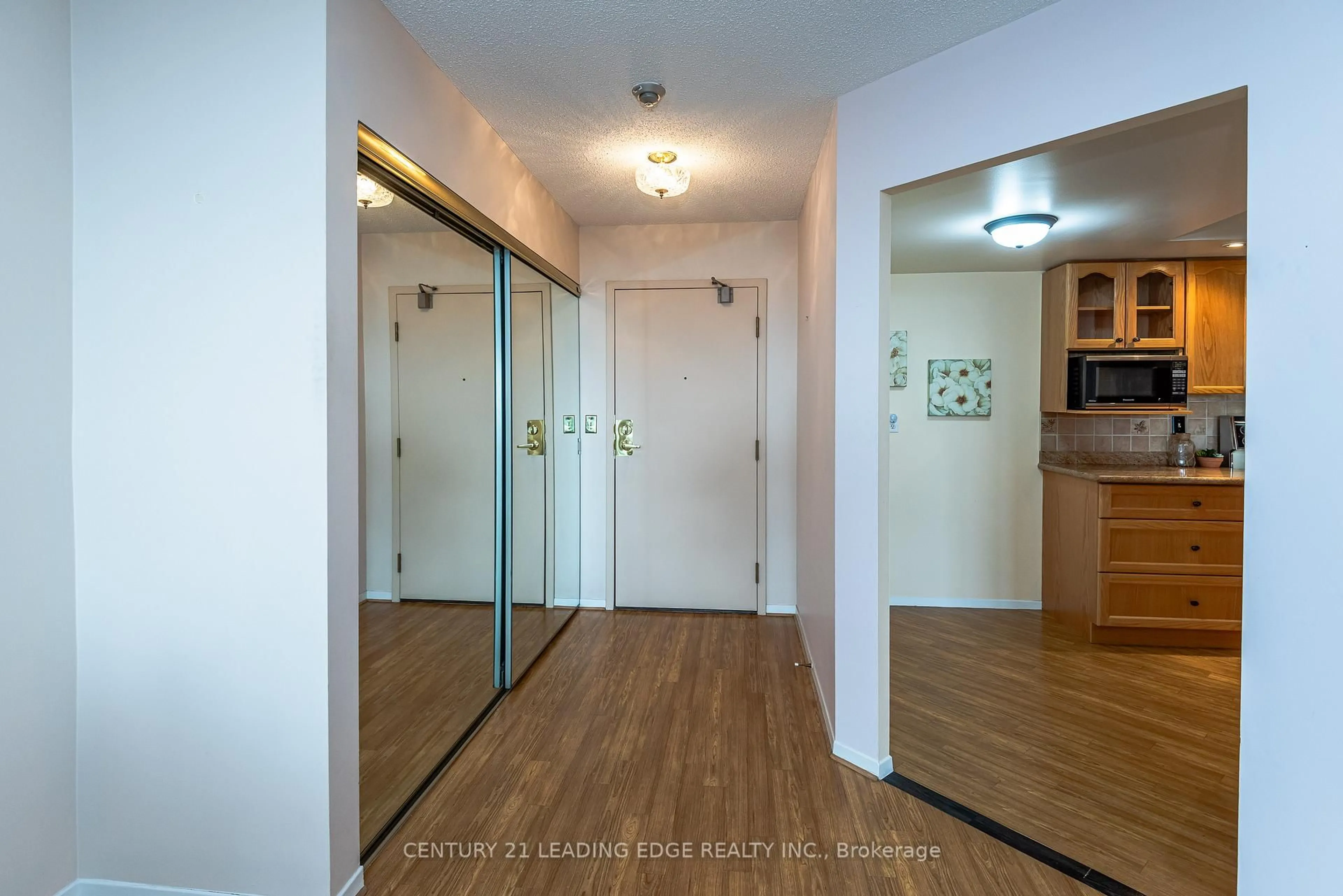 Indoor foyer for 33 Weldrick Rd #PH05, Richmond Hill Ontario L4C 8W4