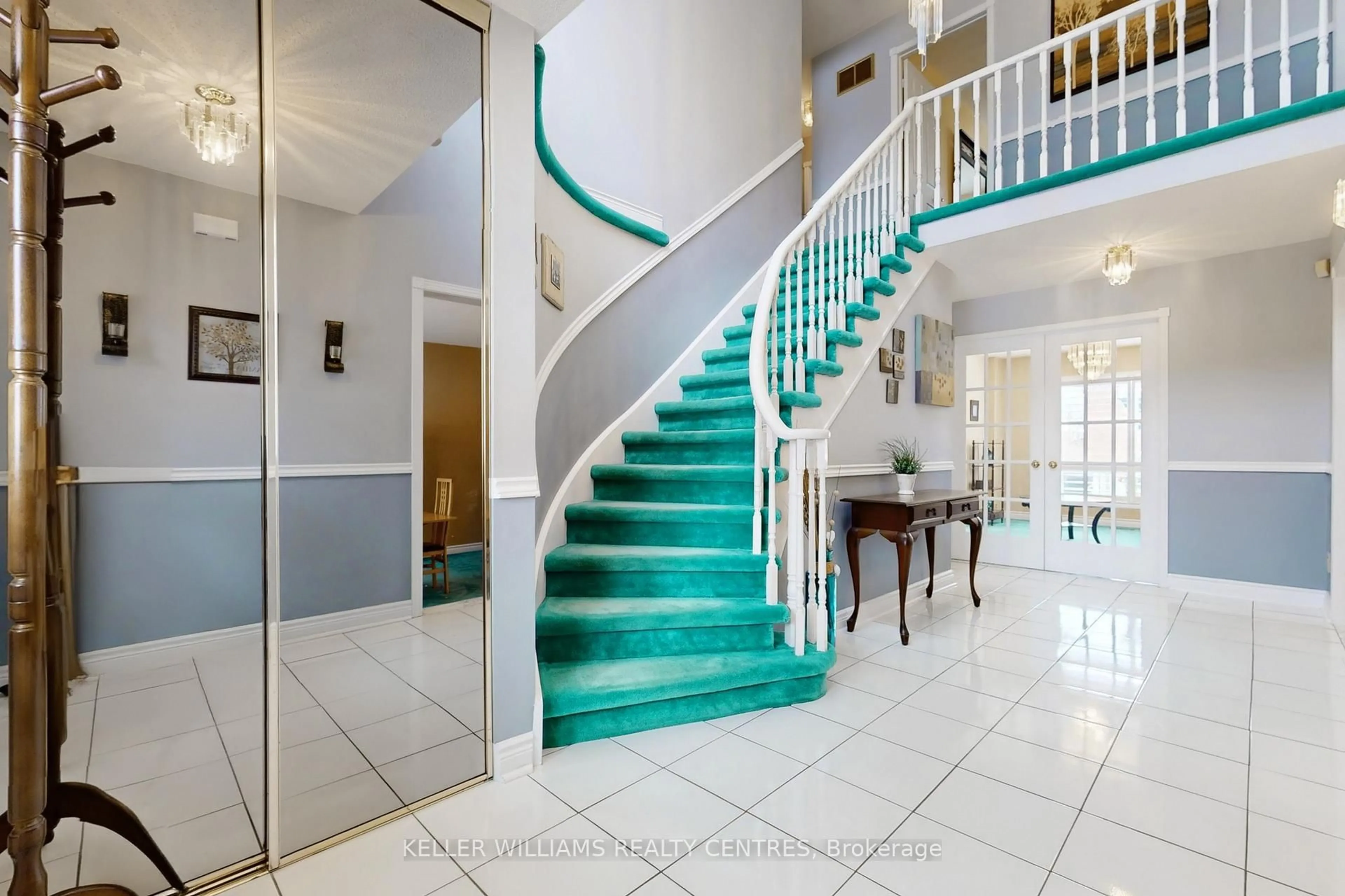 Indoor foyer for 45 Hemlock Dr, Markham Ontario L3P 4M5