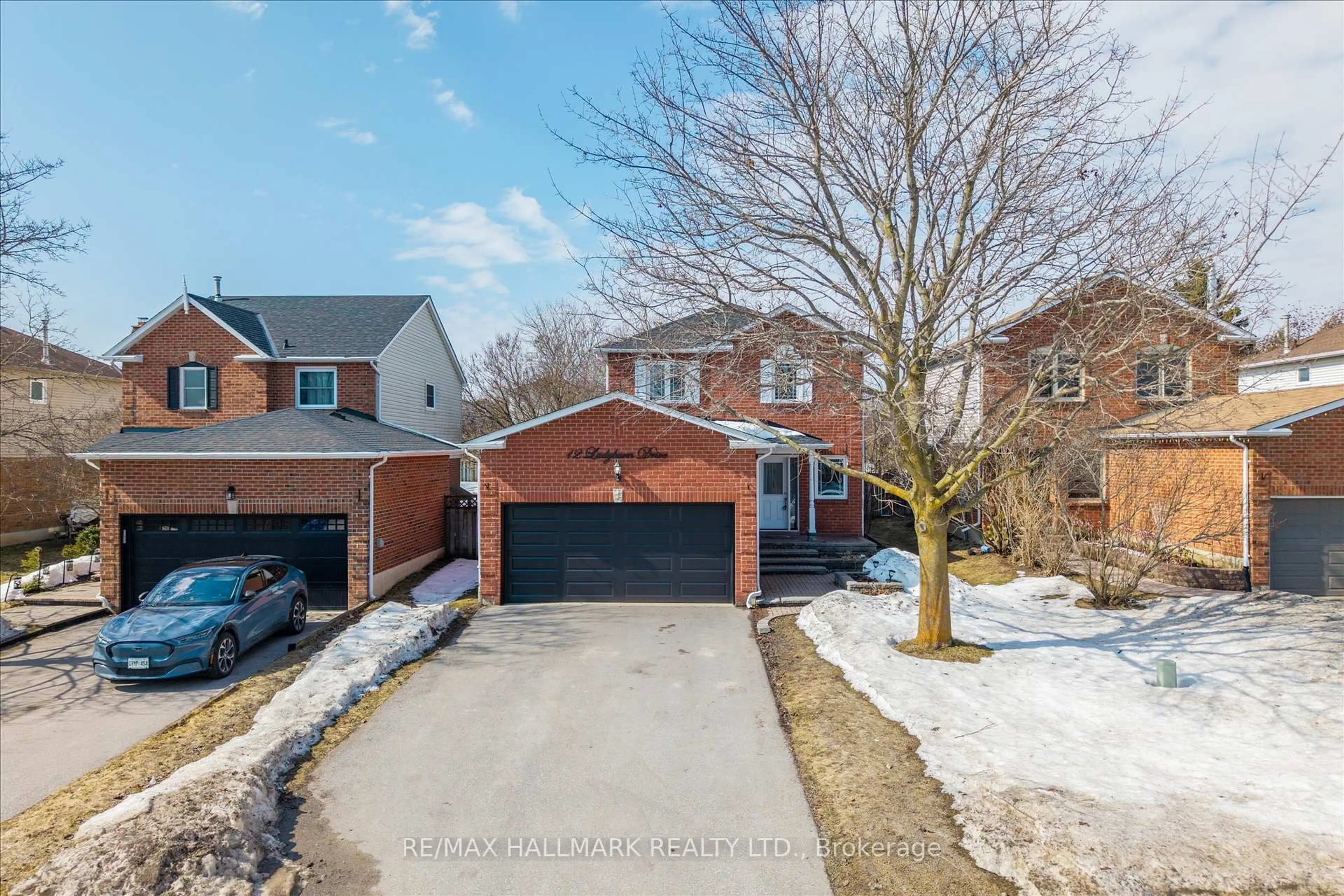 A pic from outside/outdoor area/front of a property/back of a property/a pic from drone, street for 12 Ladyburn Dr, Georgina Ontario L4P 3R2