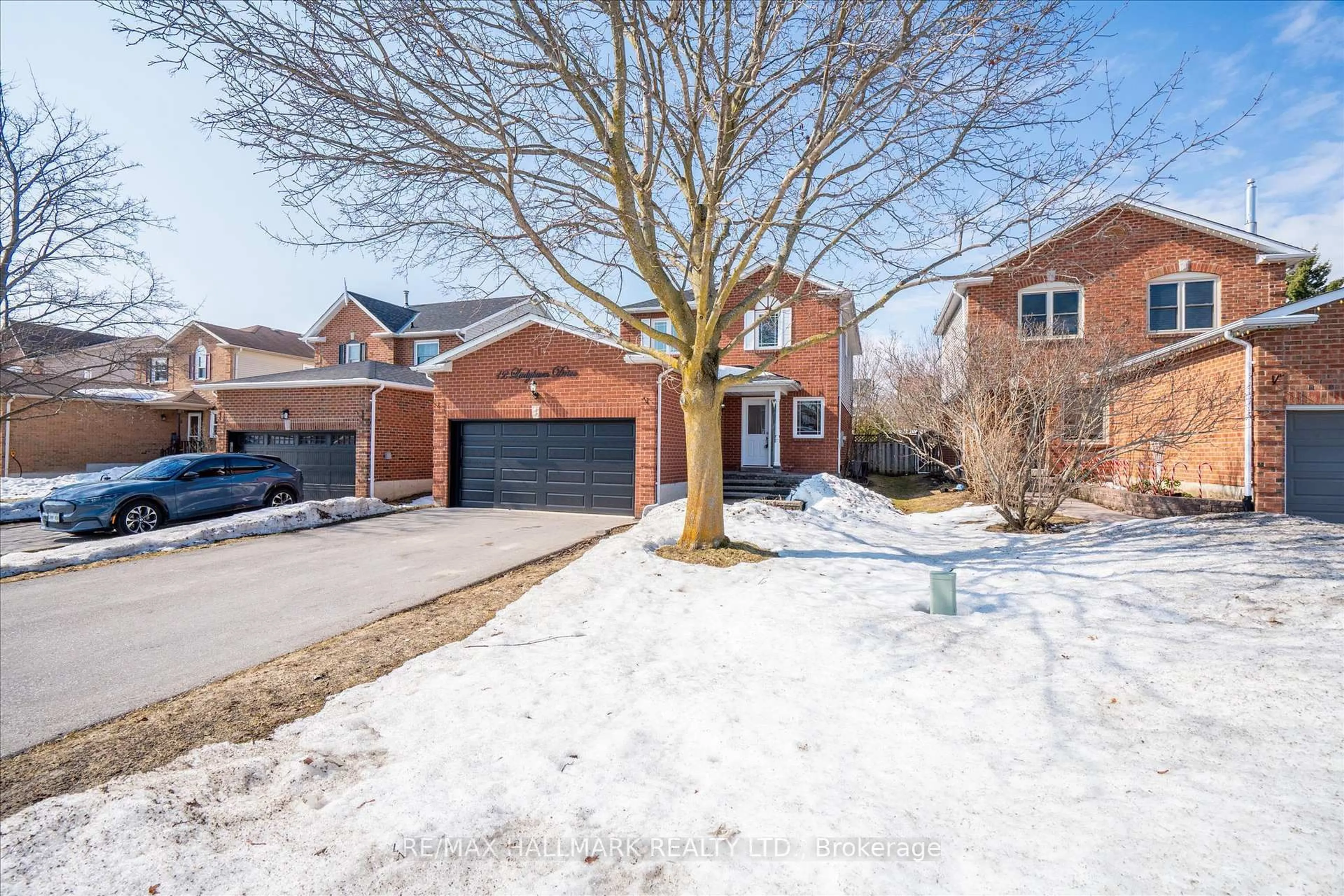 A pic from outside/outdoor area/front of a property/back of a property/a pic from drone, street for 12 Ladyburn Dr, Georgina Ontario L4P 3R2