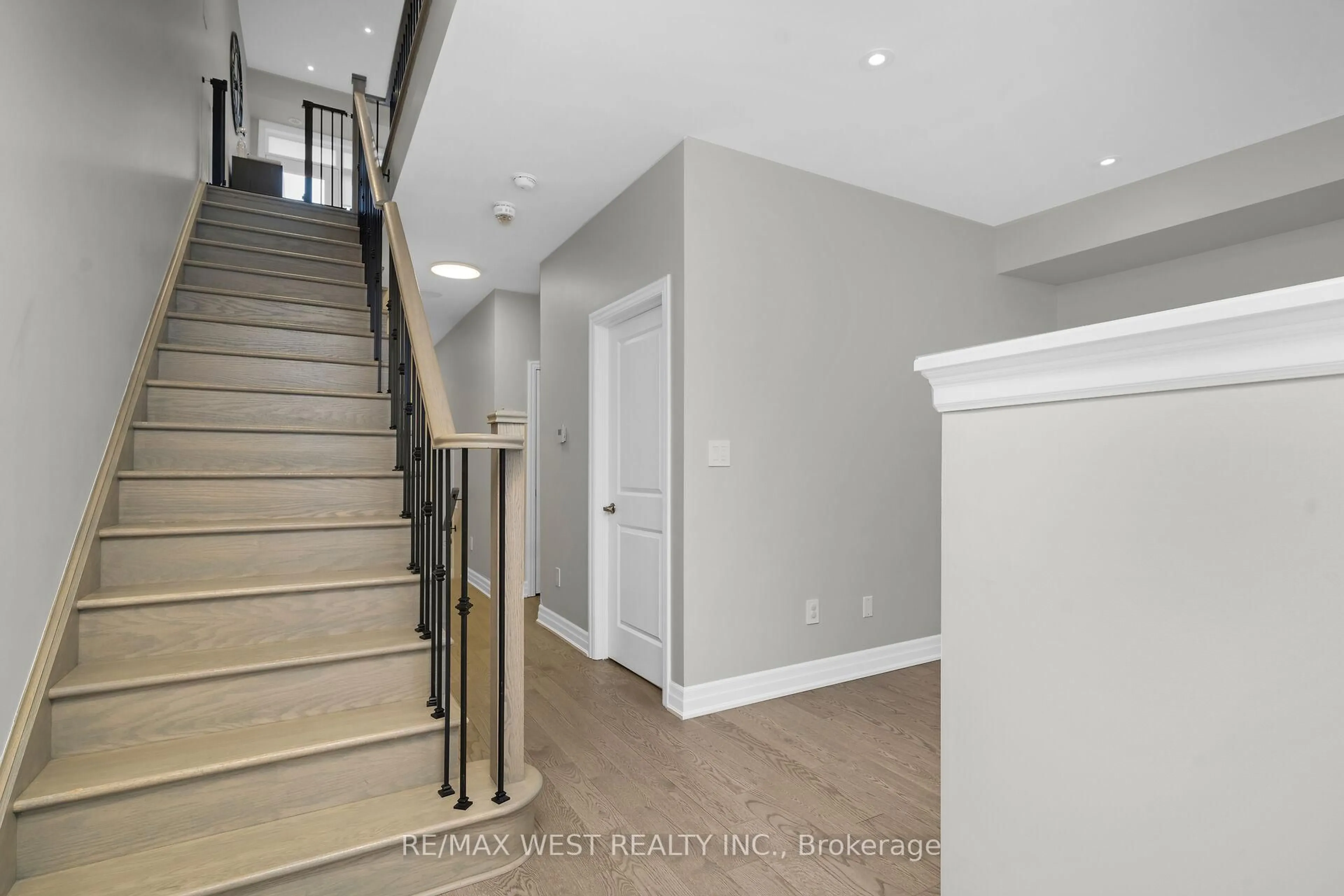 Unknown for 8208 Pine Valley Dr, Vaughan Ontario L4L 0H6