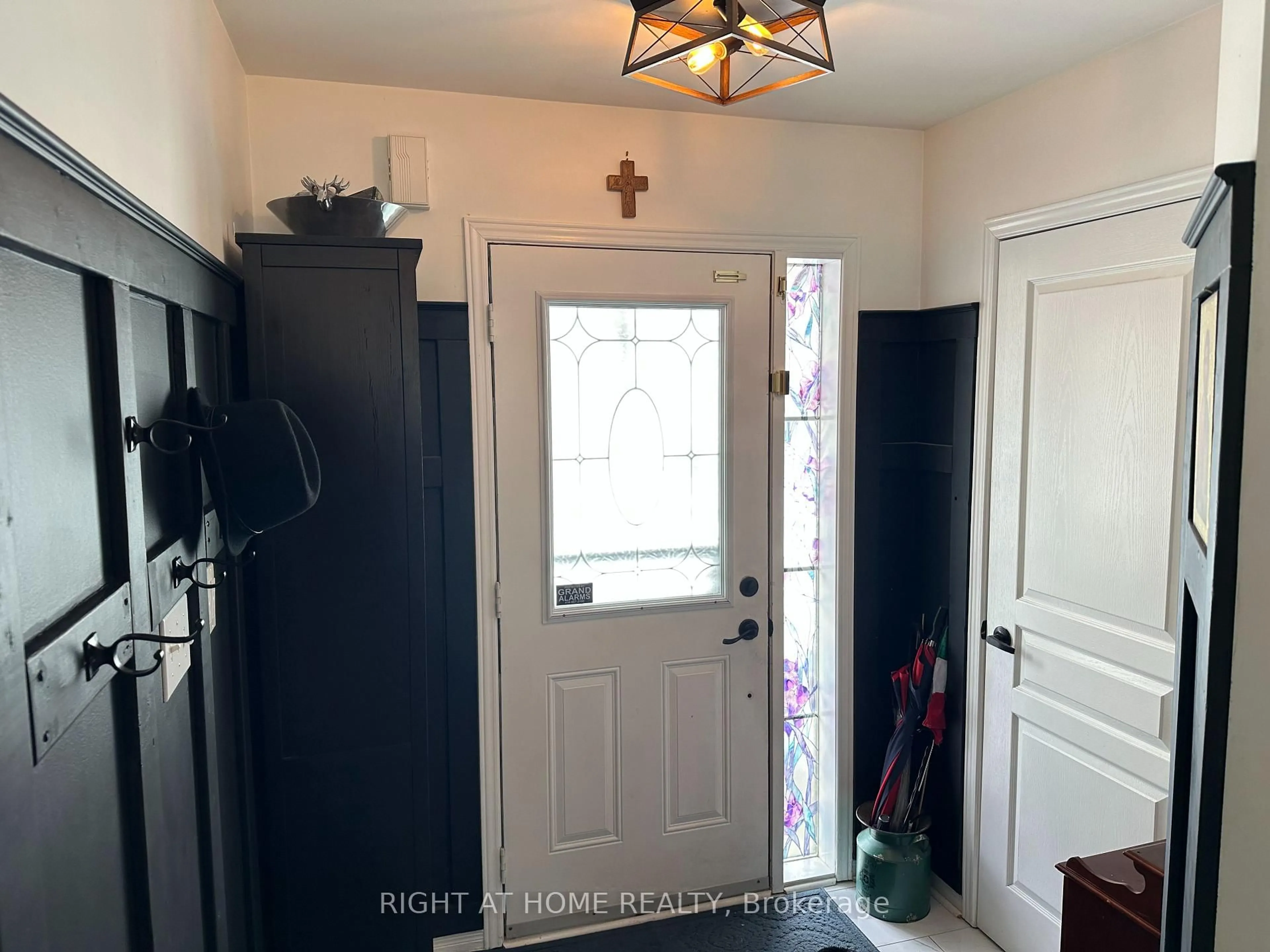 Indoor entryway for 23 Grandwood Ave, Whitchurch-Stouffville Ontario L4A 0M6