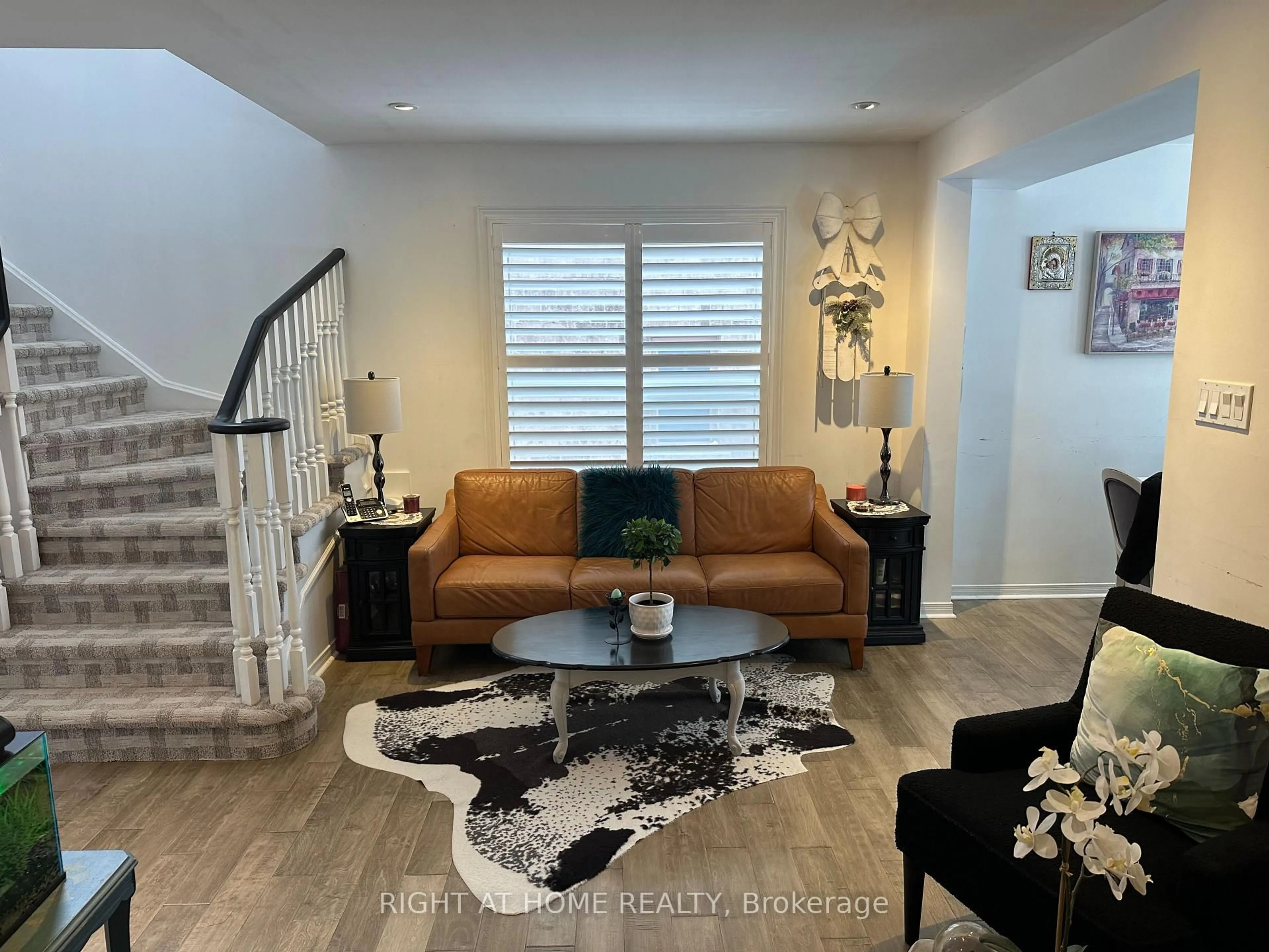 Living room with furniture, unknown for 23 Grandwood Ave, Whitchurch-Stouffville Ontario L4A 0M6