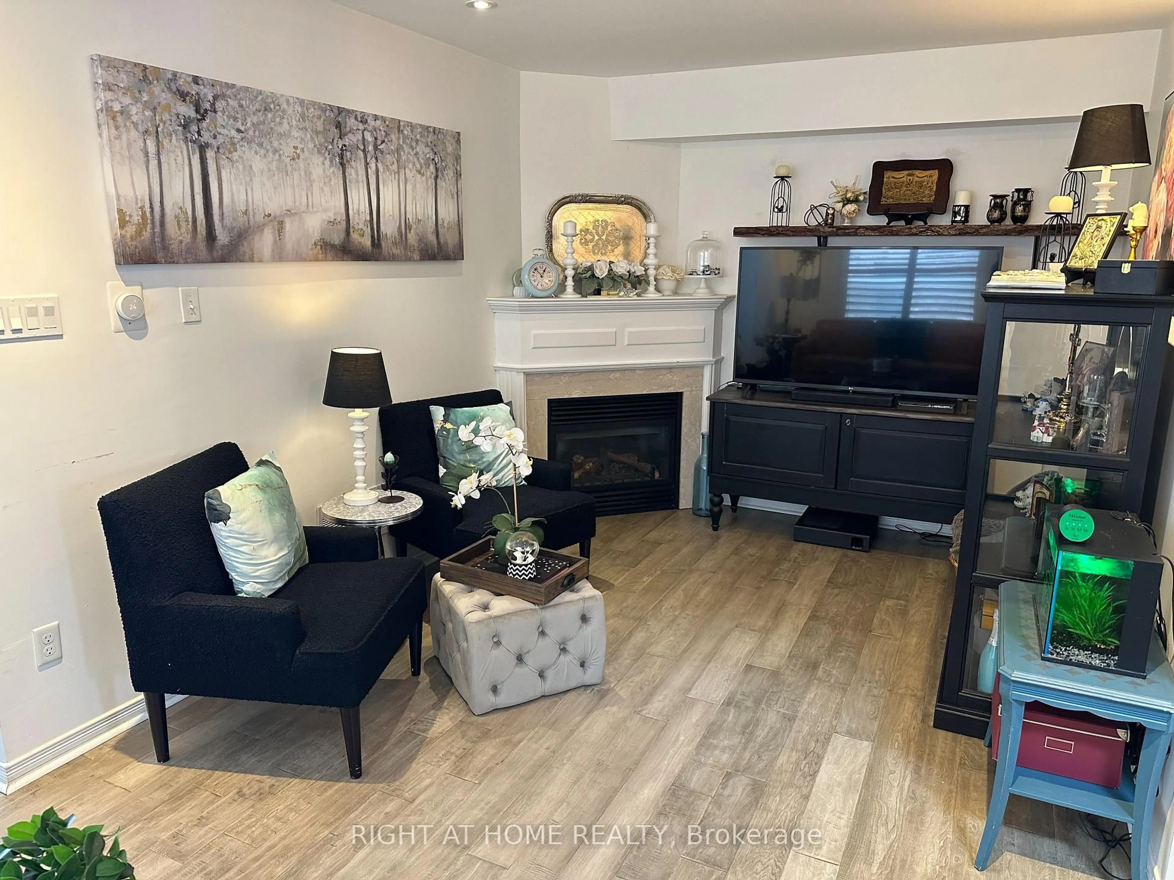 Living room with furniture, wood/laminate floor for 23 Grandwood Ave, Whitchurch-Stouffville Ontario L4A 0M6