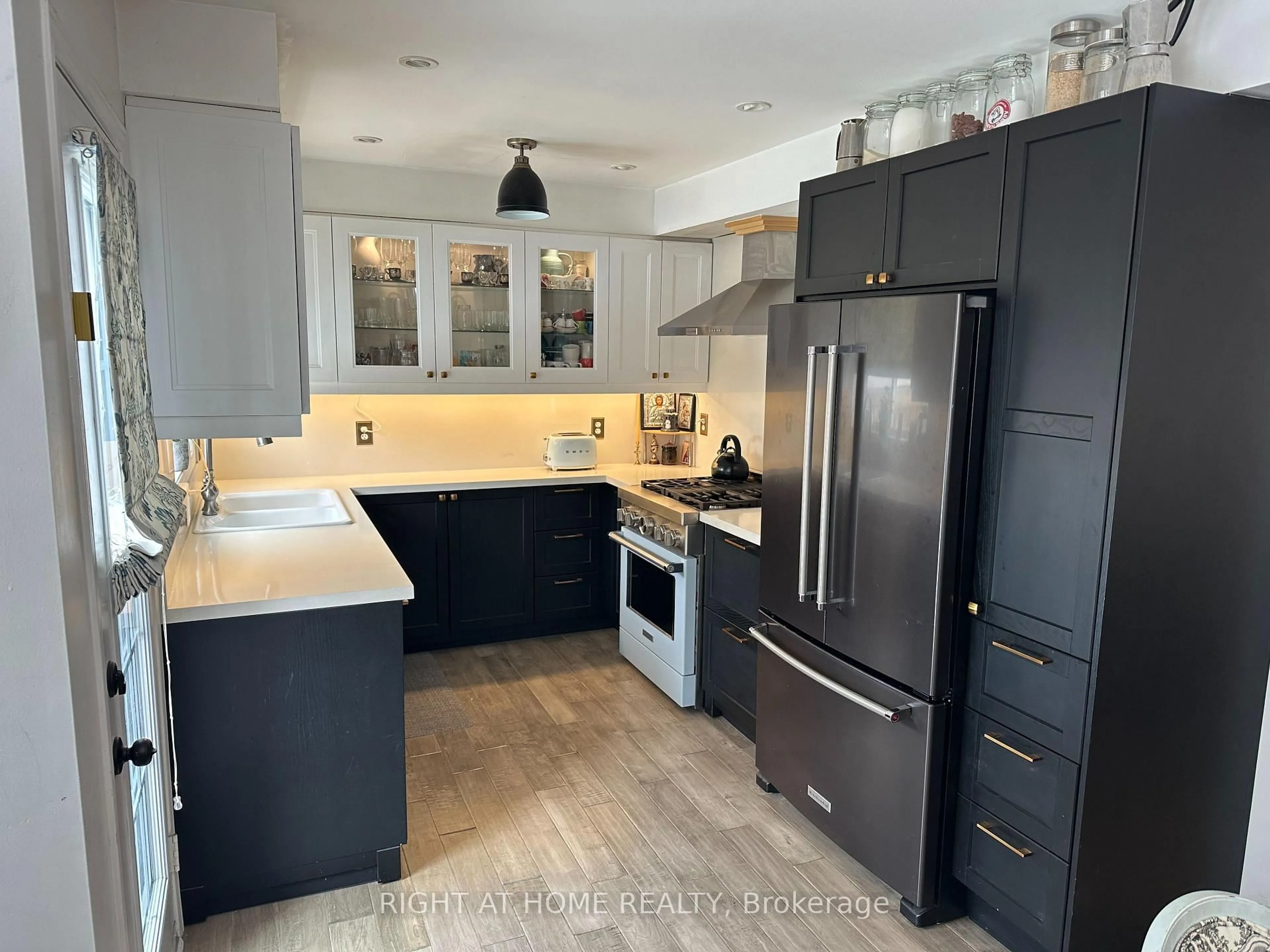Open concept kitchen, ceramic/tile floor for 23 Grandwood Ave, Whitchurch-Stouffville Ontario L4A 0M6